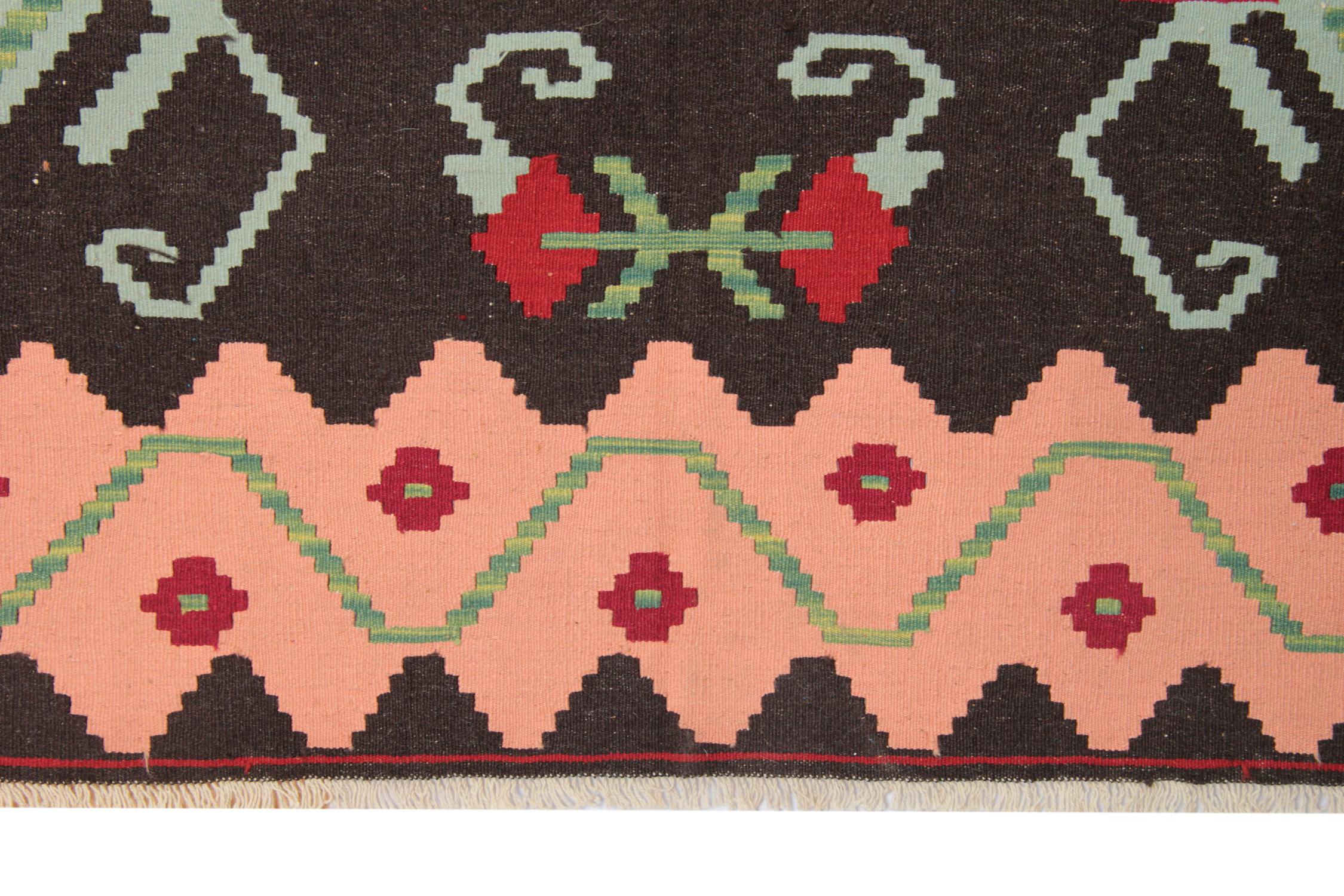 Antiker moldawischer Kelim aus den 1940er Jahren mit floralen Motiven und Zig-Zag-Bordüre (Handgeknüpft) im Angebot