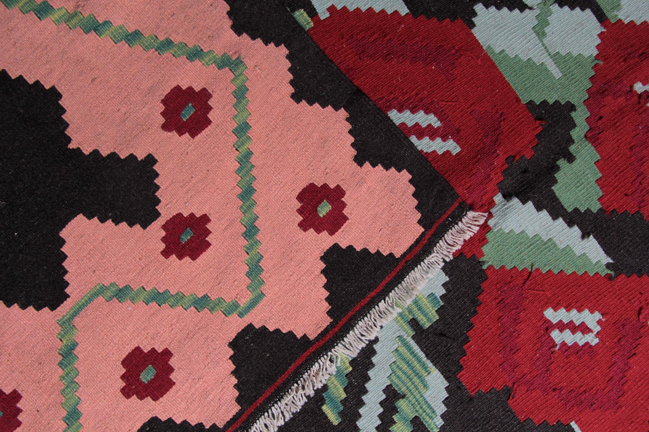 Antiker moldawischer Kelim aus den 1940er Jahren mit floralen Motiven und Zig-Zag-Bordüre (Wolle) im Angebot