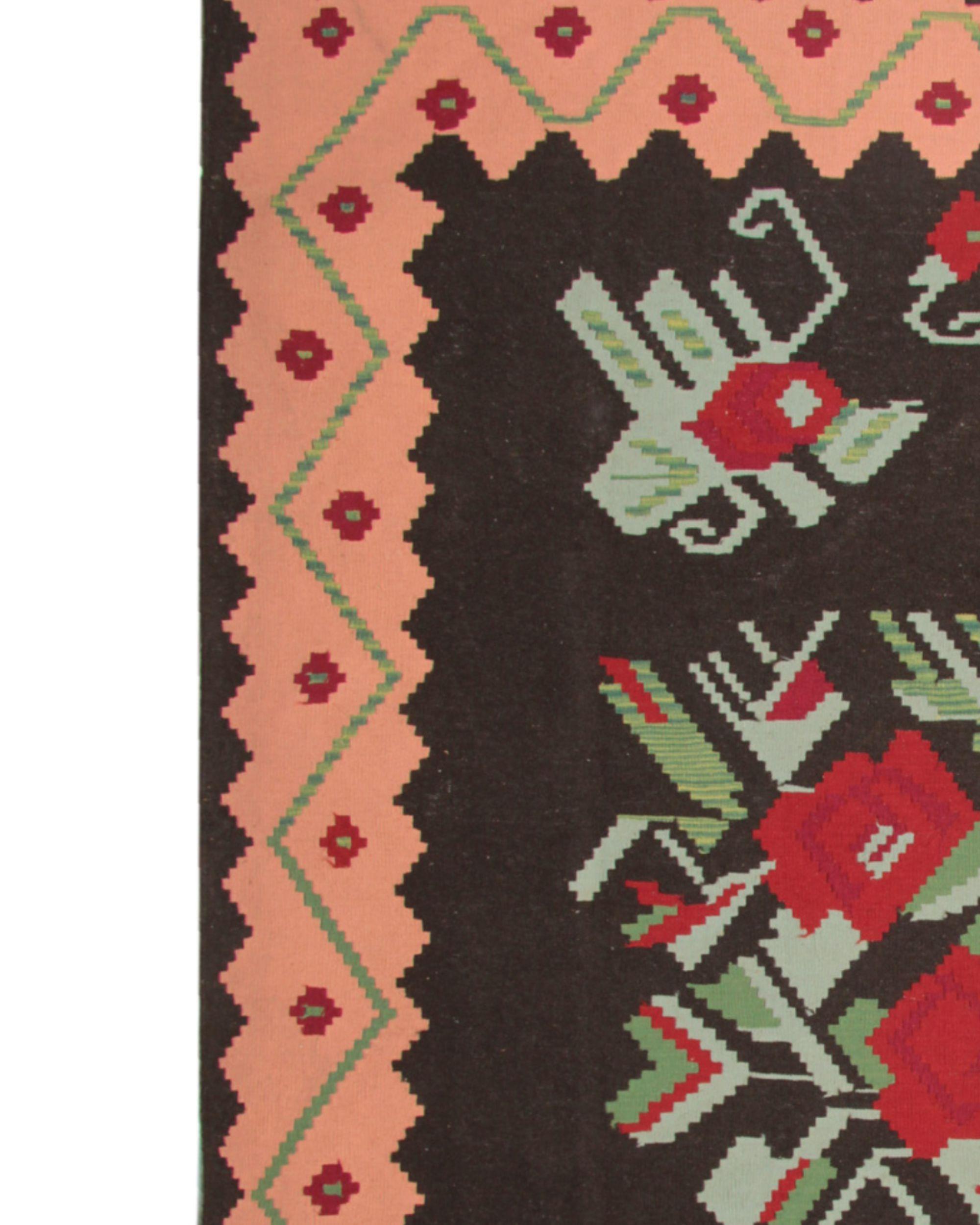 Antiker moldawischer Kelim aus den 1940er Jahren mit floralen Motiven und Zig-Zag-Bordüre im Angebot 1