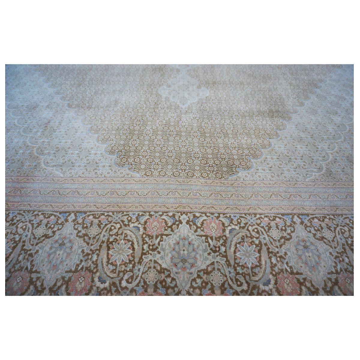 Antike 1940er Persisch Tabriz 10x14 Elfenbein, Brown, & Tan Handmade Bereich Teppich (Wolle) im Angebot