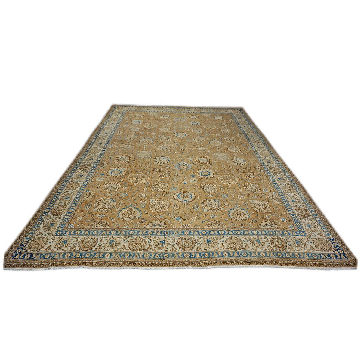  Ashly Fine Rugs präsentiert einen 1940er Jahre antiken persischen Tabriz 11x15 Wolle handgefertigten Teppich. Täbris ist eine Stadt im Norden des heutigen Iran, die seit jeher für die Feinheit und Kunstfertigkeit ihrer handgefertigten Teppiche