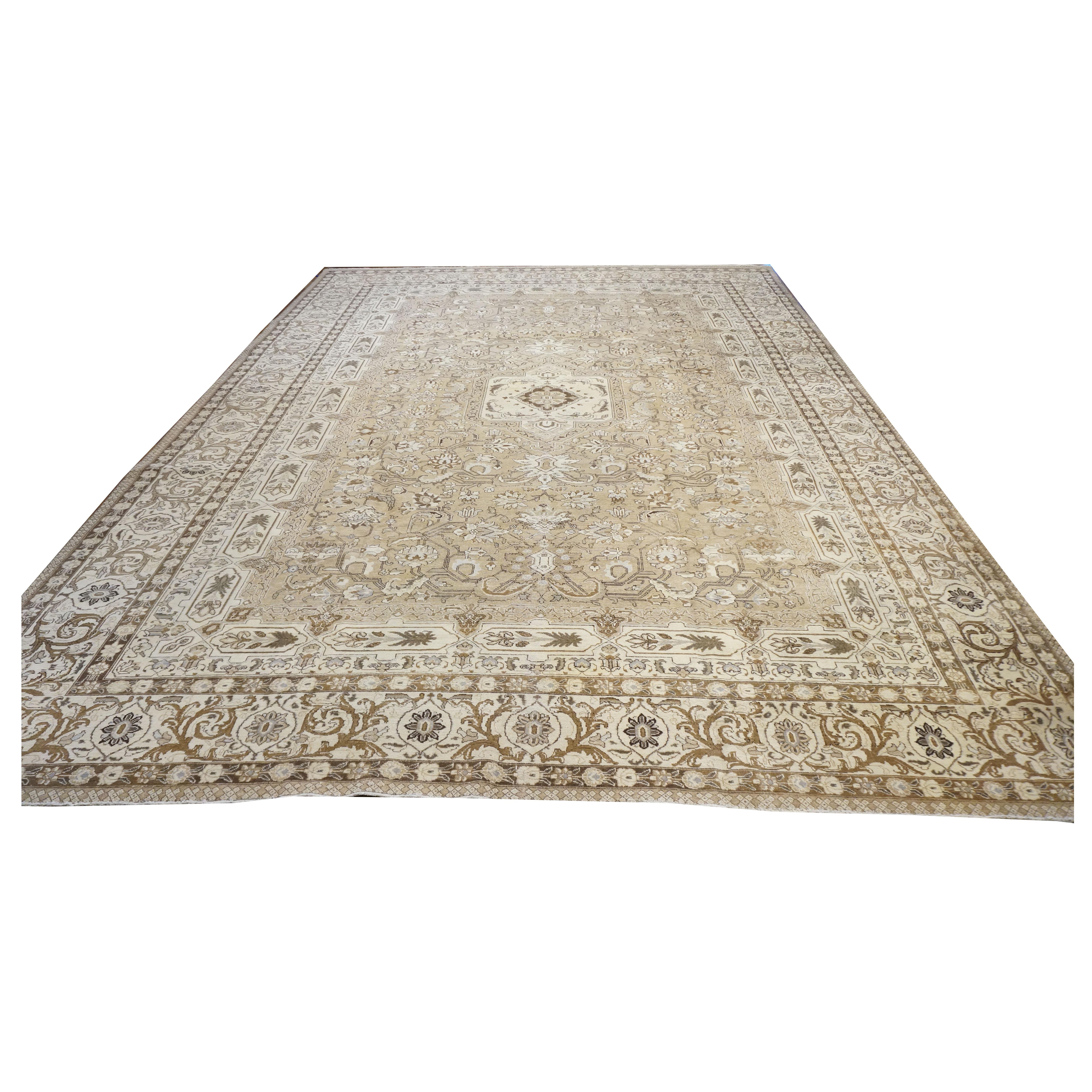 Ashly Fine Rugs presenta un Tabriz persiano antico del 1900. Tabriz è una città del nord dell'odierno Iran ed è da sempre famosa per la finezza dei suoi tappeti fatti a mano. Questo pezzo è davvero unico, non solo per la sua età ma anche per le sue