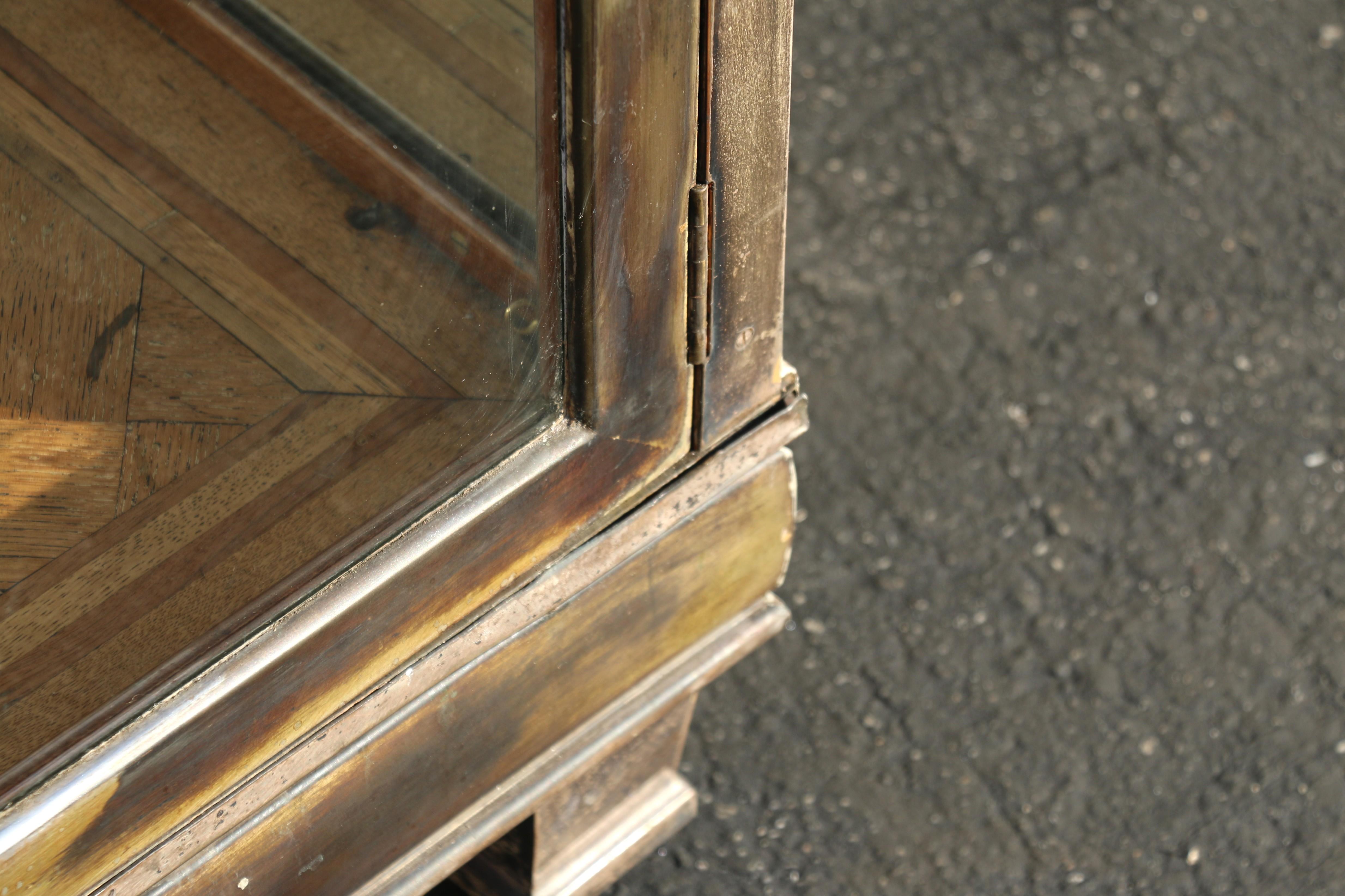 Antique Mirror, mobile da esposizione in legno rustico degli anni '40 con specchio interno in vendita 8