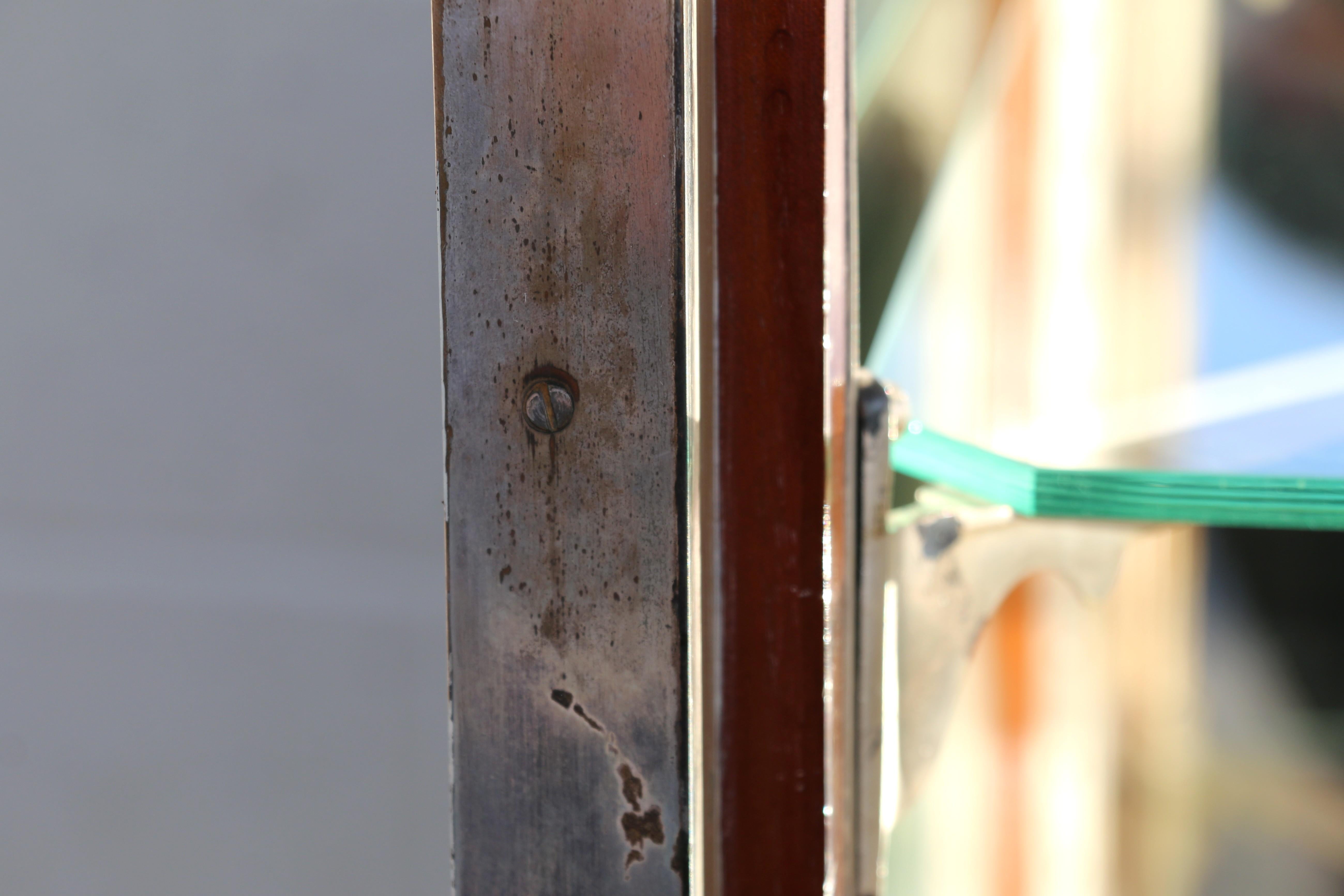 Antique Mirror, mobile da esposizione in legno rustico degli anni '40 con specchio interno In condizioni buone in vendita a North Hollywood, CA