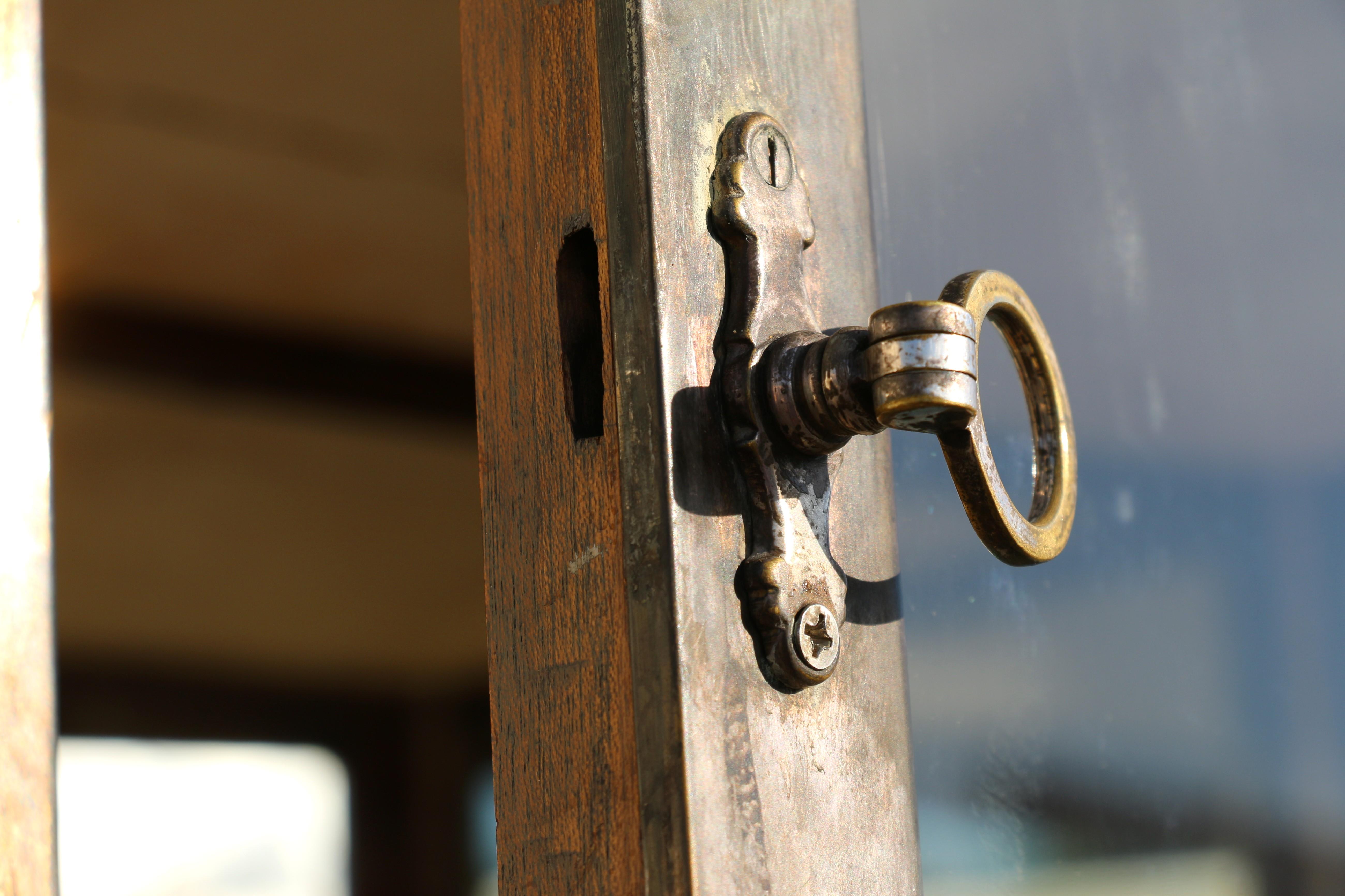 Metà XX secolo Antique Mirror, mobile da esposizione in legno rustico degli anni '40 con specchio interno in vendita