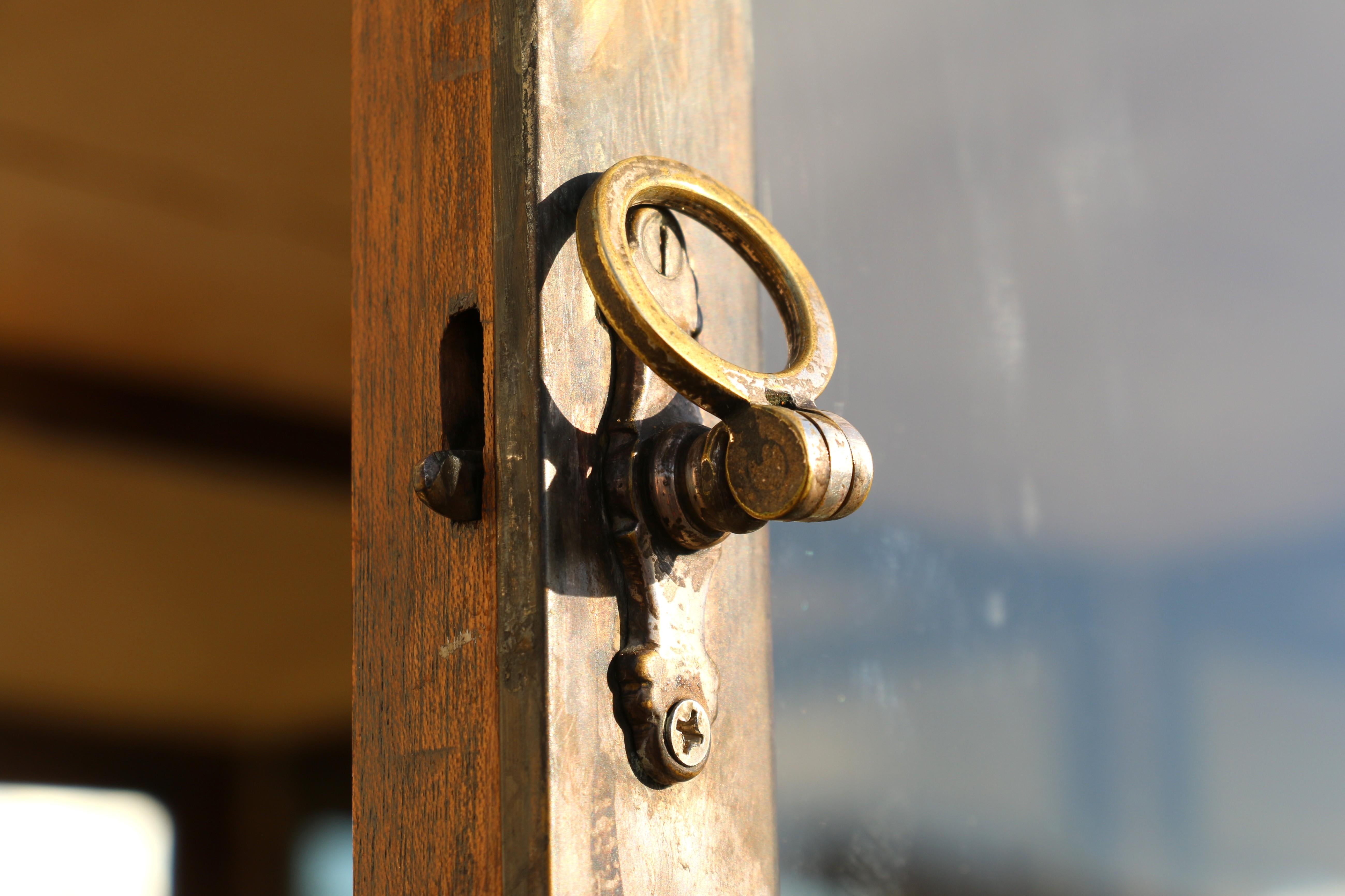 Vetro Antique Mirror, mobile da esposizione in legno rustico degli anni '40 con specchio interno in vendita