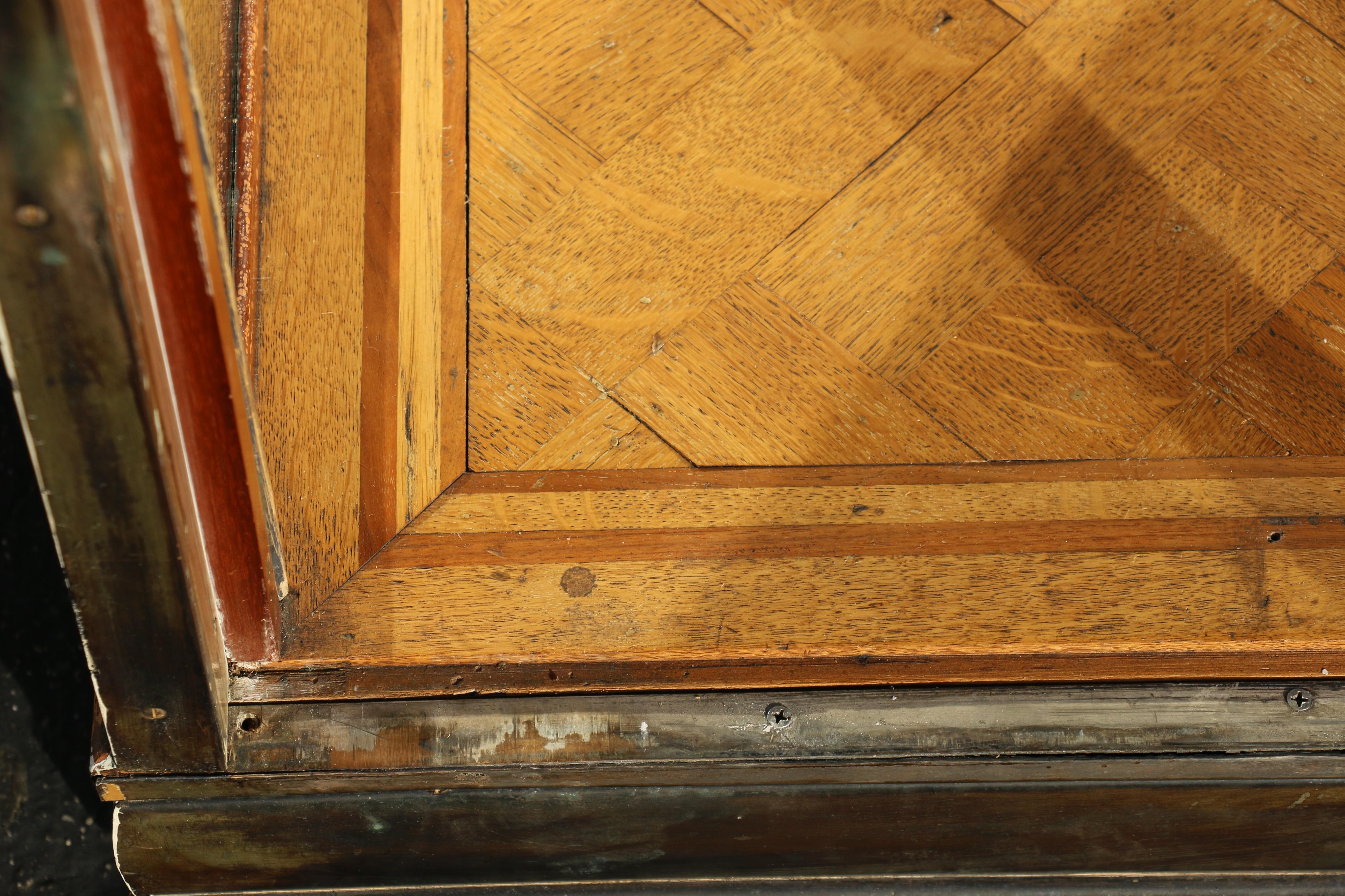 Antique Mirror, mobile da esposizione in legno rustico degli anni '40 con specchio interno in vendita 2