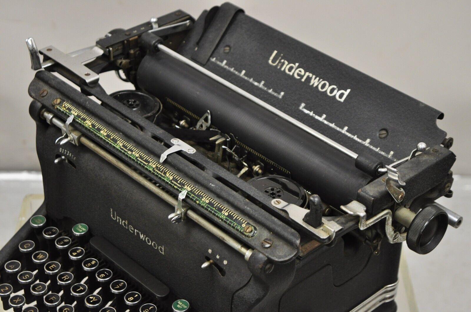 Antique 1940s Underwood Manual Typewriter In Good Condition In Philadelphia, PA