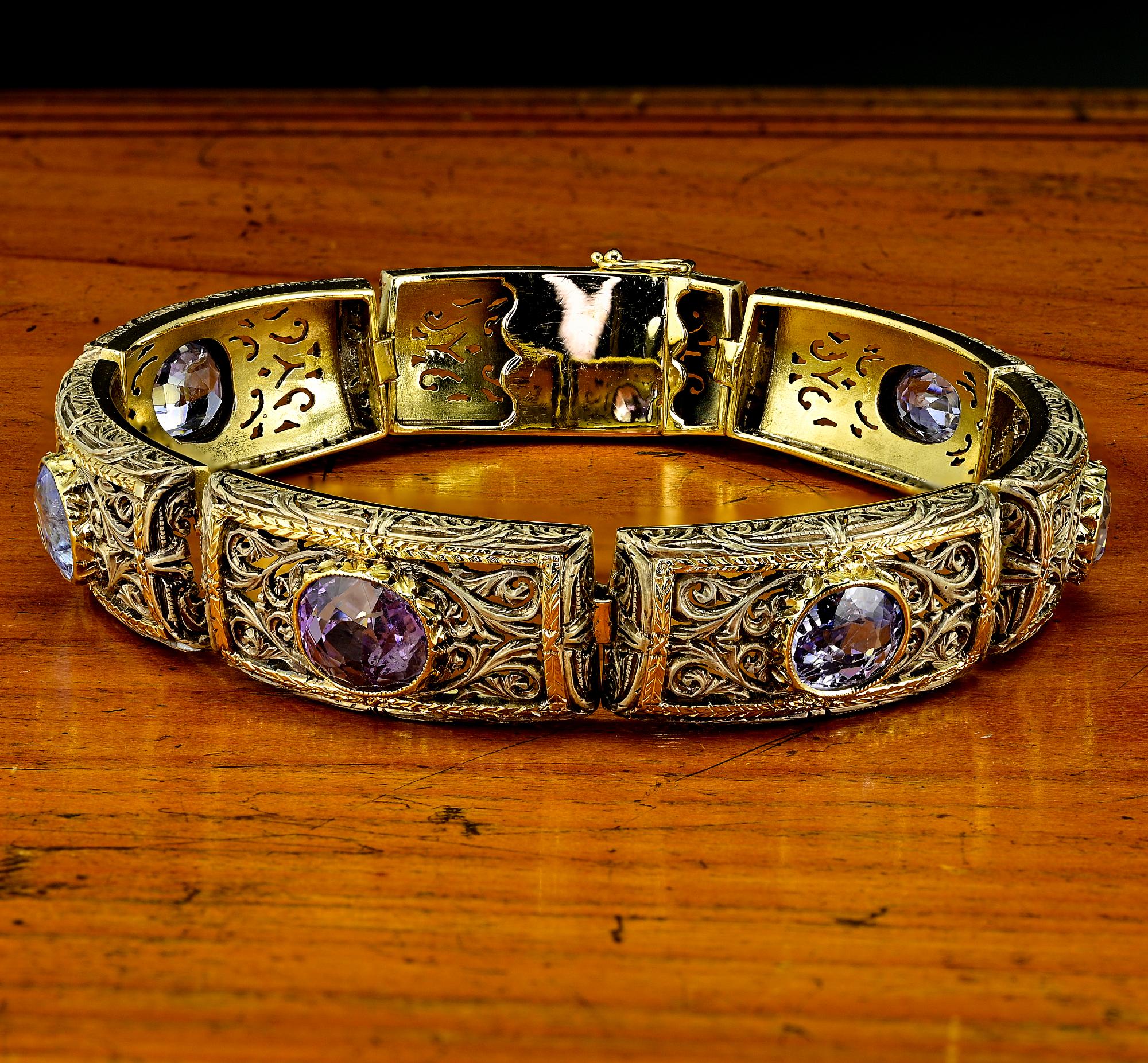 Questo straordinario bracciale antico è del 1930 circa - oro massiccio 18 KT sormontato da argento.
Elegante lavorazione resa ad arte in raffinati pannelli con motivi arabescati e floreali abilmente intagliati sull'argento.
Adornato con una