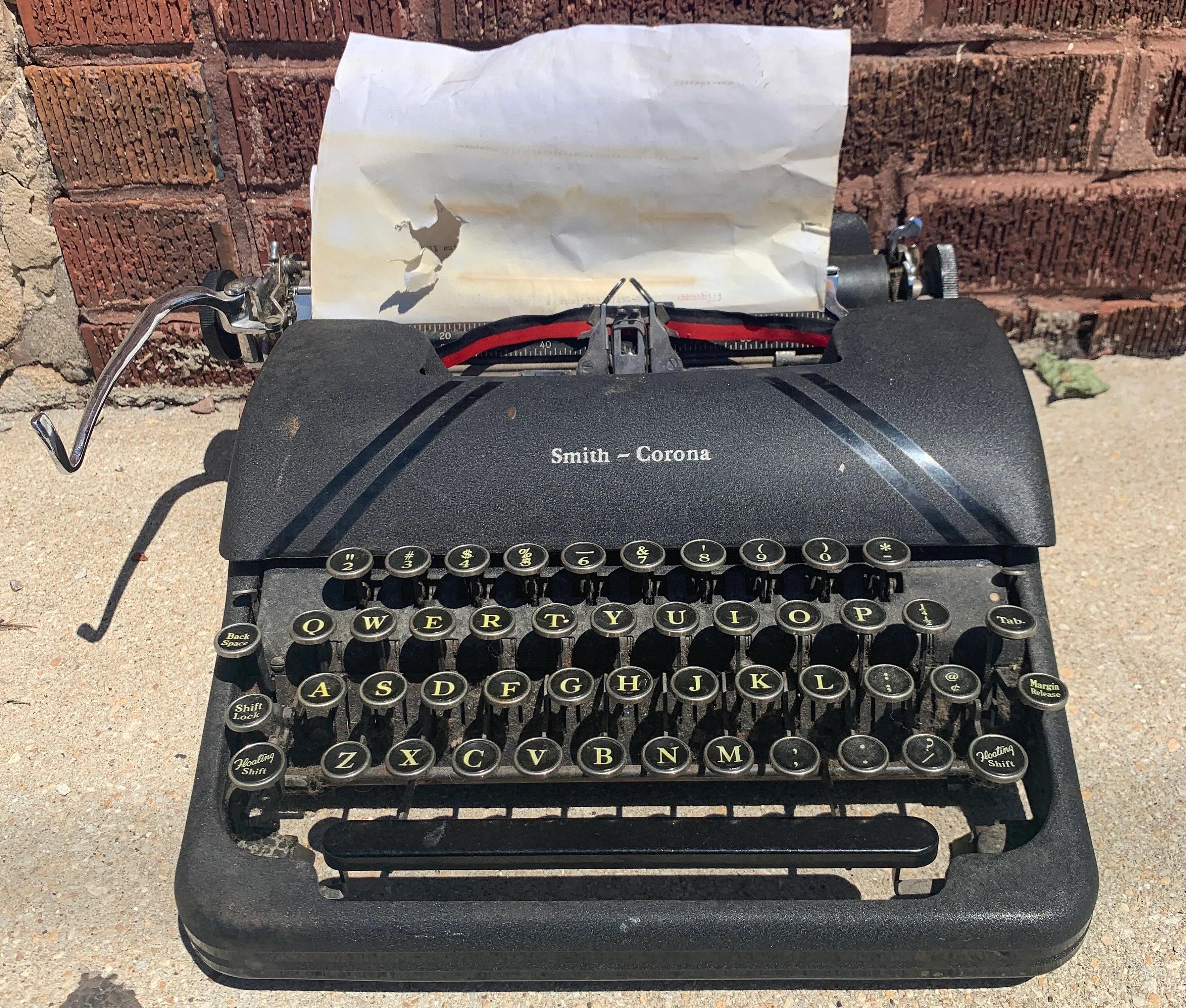 Ancienne machine à écrire Smith Corona Sterling 1945

Utilisez cette machine à écrire comme décor dans votre restaurant ou votre café. Il apportera une esthétique vintage à votre espace.  La machine à écrire est en état de marche, mais elle n'a pas