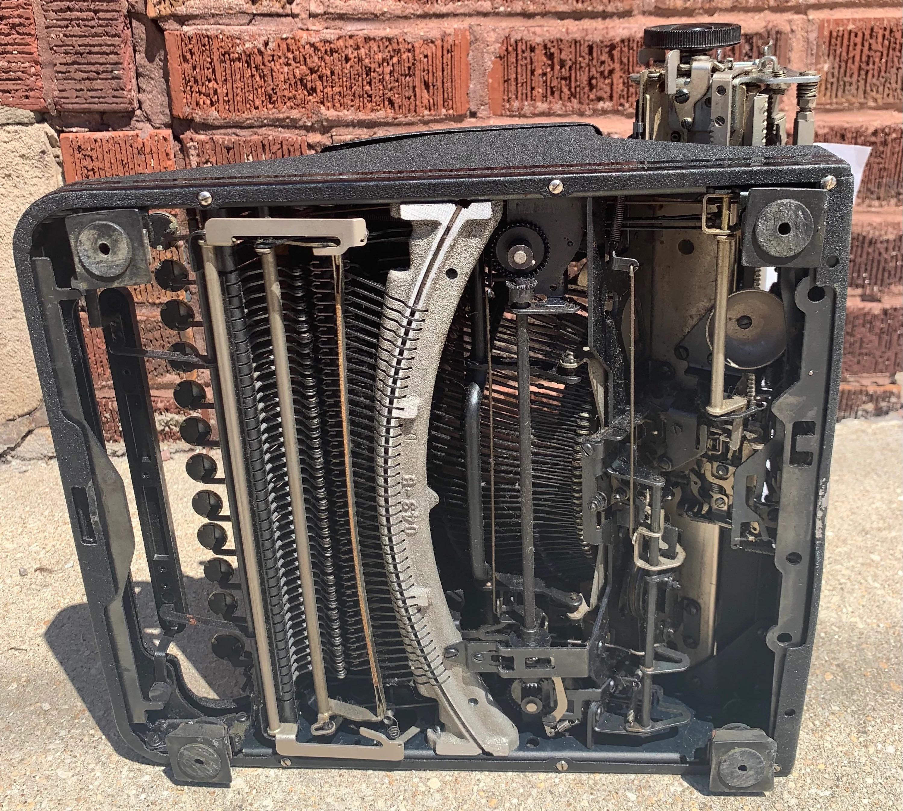 Ancienne machine à écrire Smith Corona Sterling 1945 Bon état - En vente à Chicago, IL