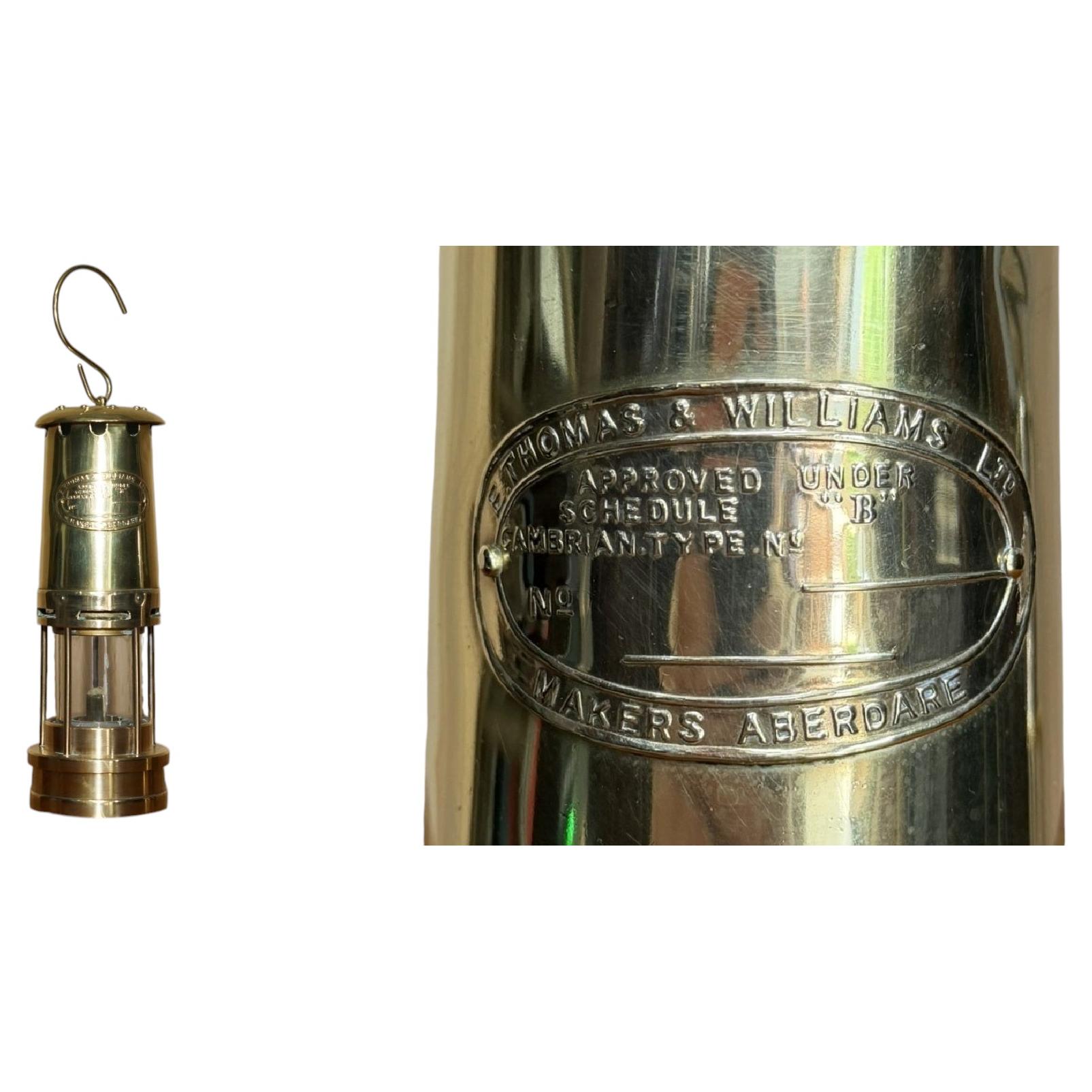 LAMPE DE MINEUR EN LAITON ANCIENNE DE 1949, FABRIQUÉE PAR THOMAS & WILLIAMS LTD À ABERDARE, ENTIÈREMENT RESTAURÉE en vente