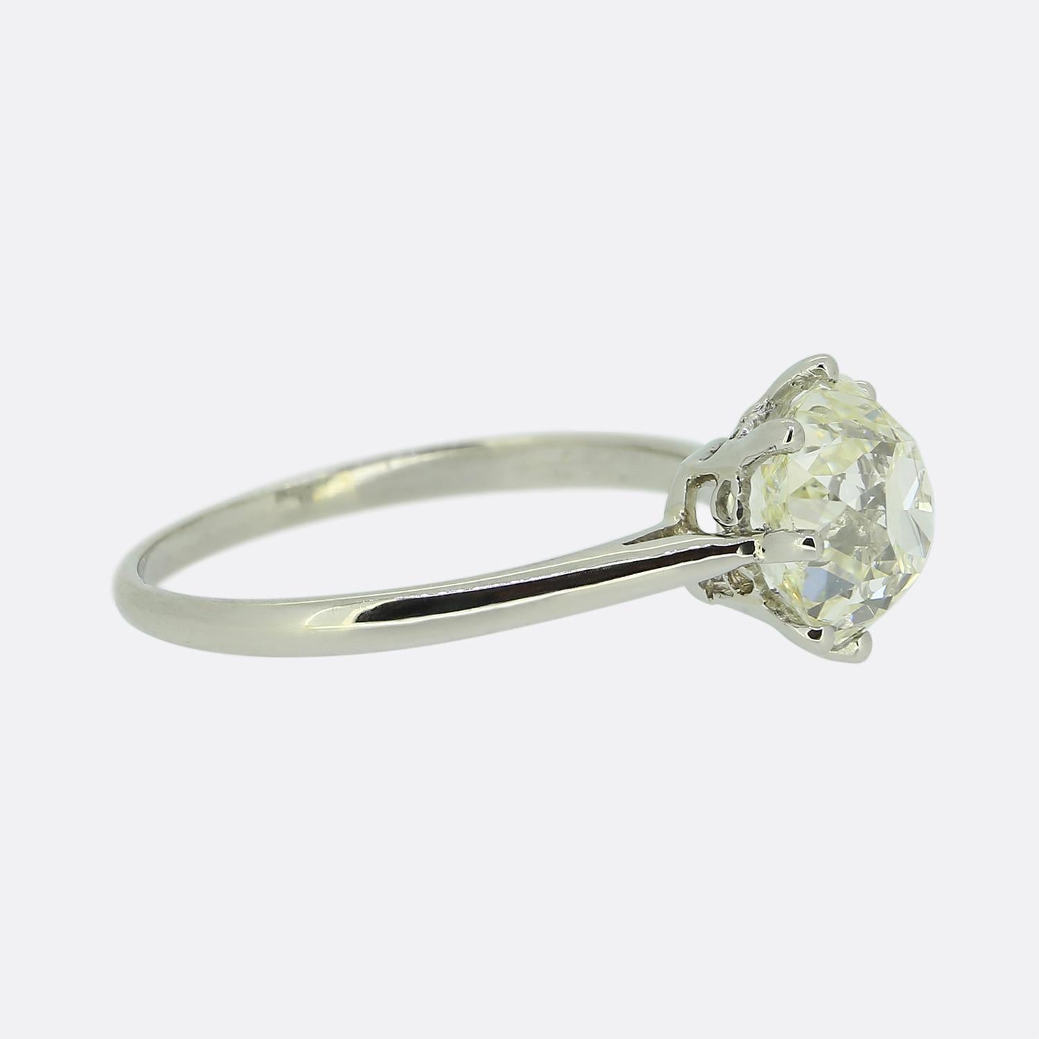 Taille coussin Bague solitaire ancienne en diamant taillé en coussin de 1,95 carat en vente