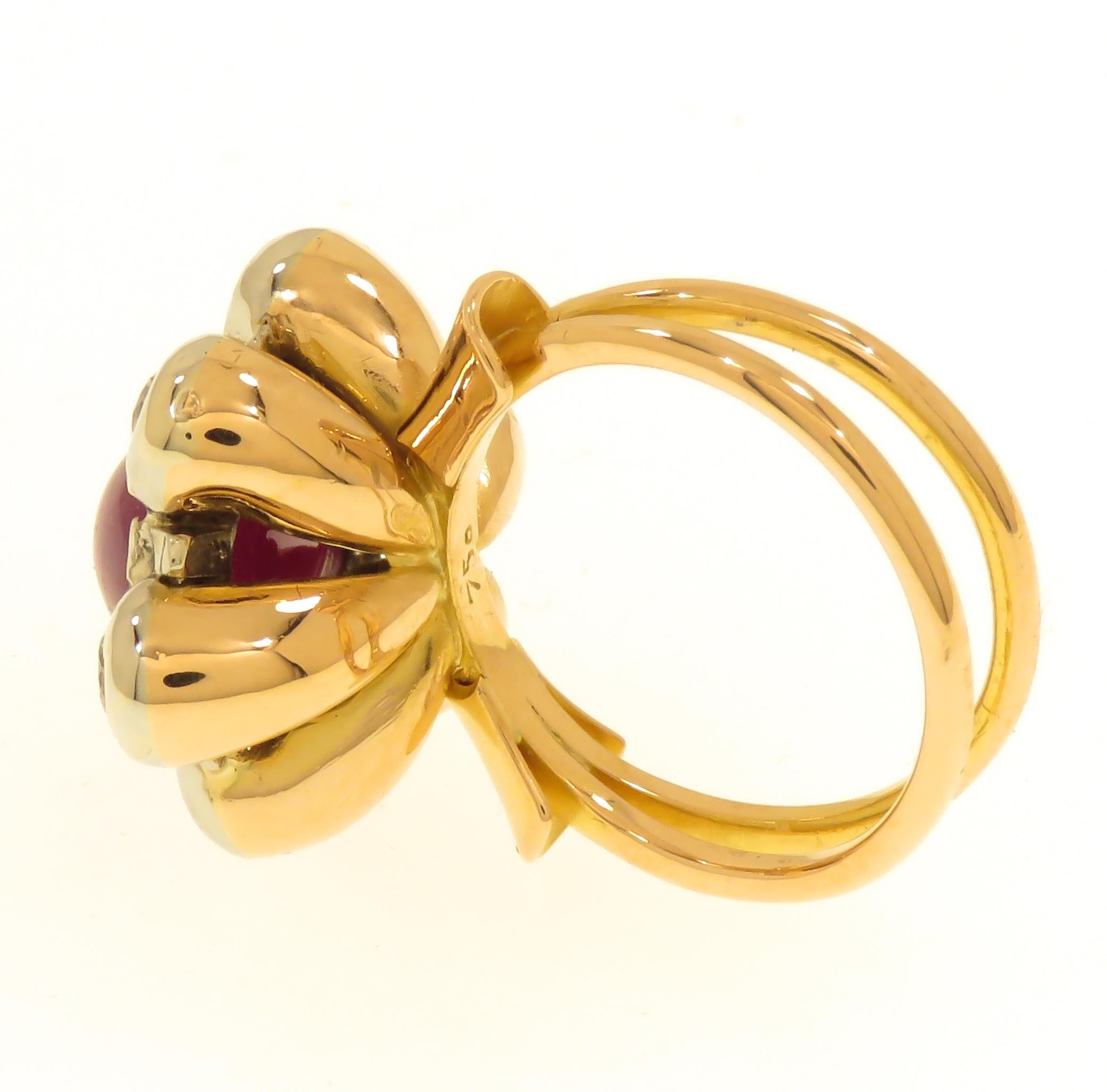 Antiker 1950er Jahre Cabochon Rubin Diamanten 18 Karat Gold Floral Cluster-Ring im Angebot 7