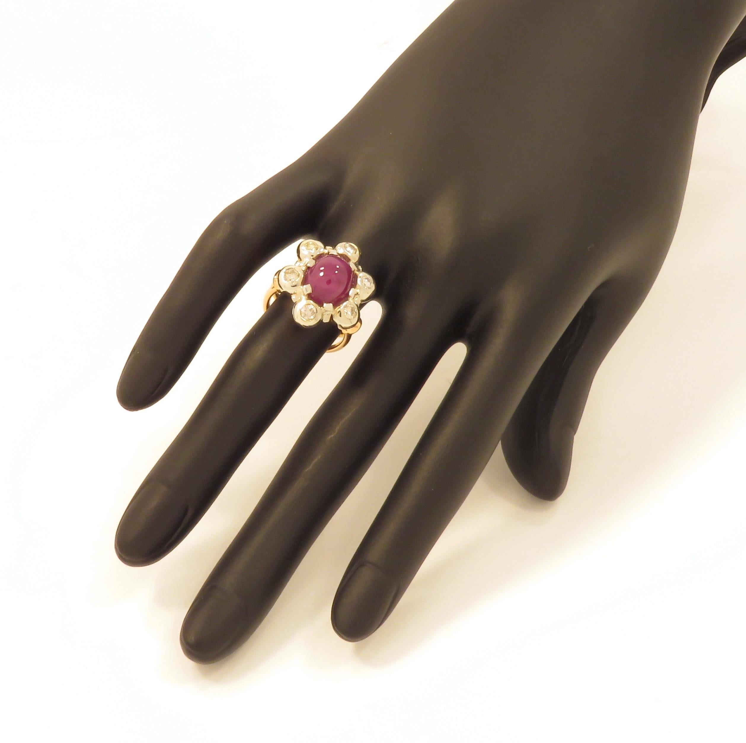 Antiker 1950er Jahre Cabochon Rubin Diamanten 18 Karat Gold Floral Cluster-Ring im Angebot 1