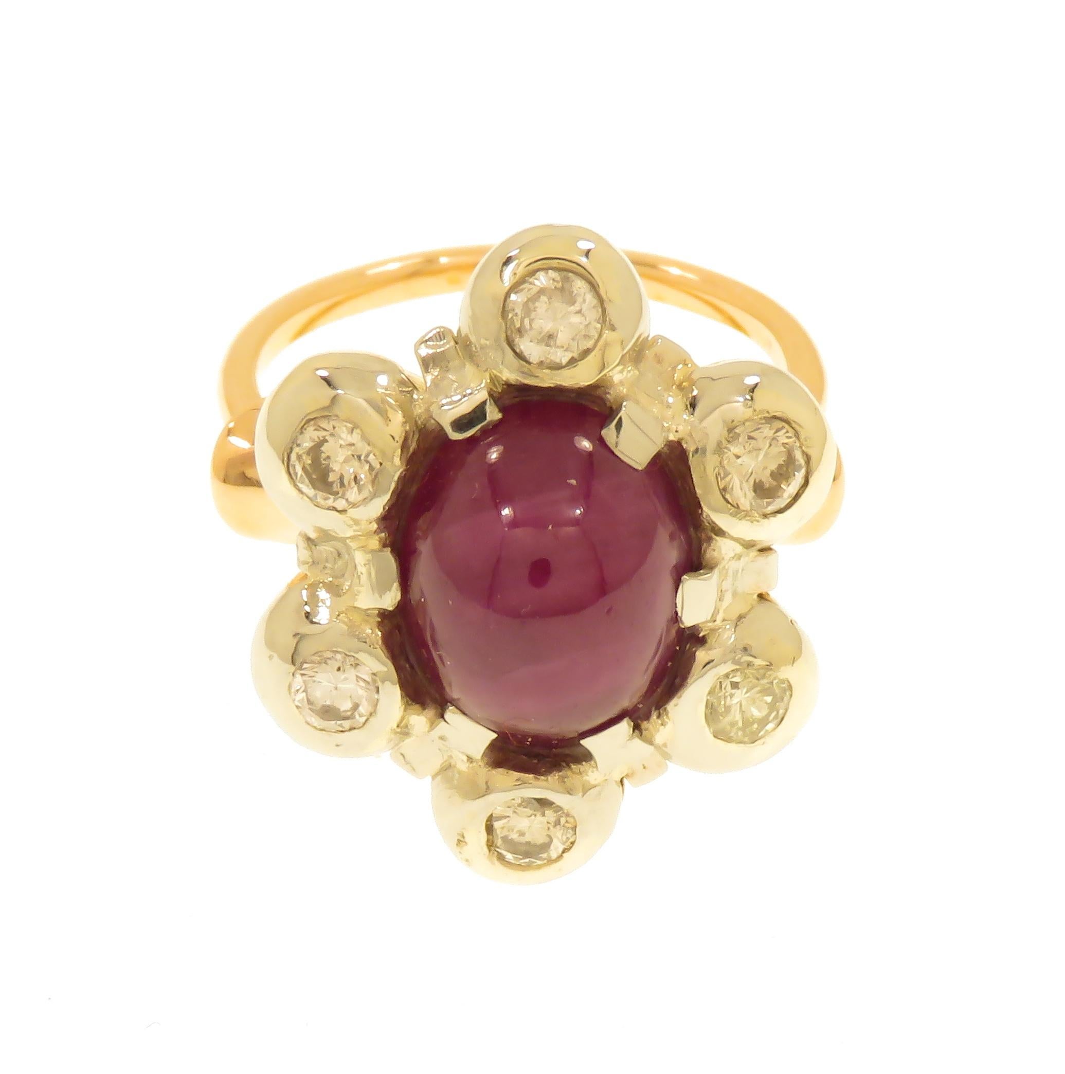 Antiker 1950er Jahre Cabochon Rubin Diamanten 18 Karat Gold Floral Cluster-Ring im Angebot 2