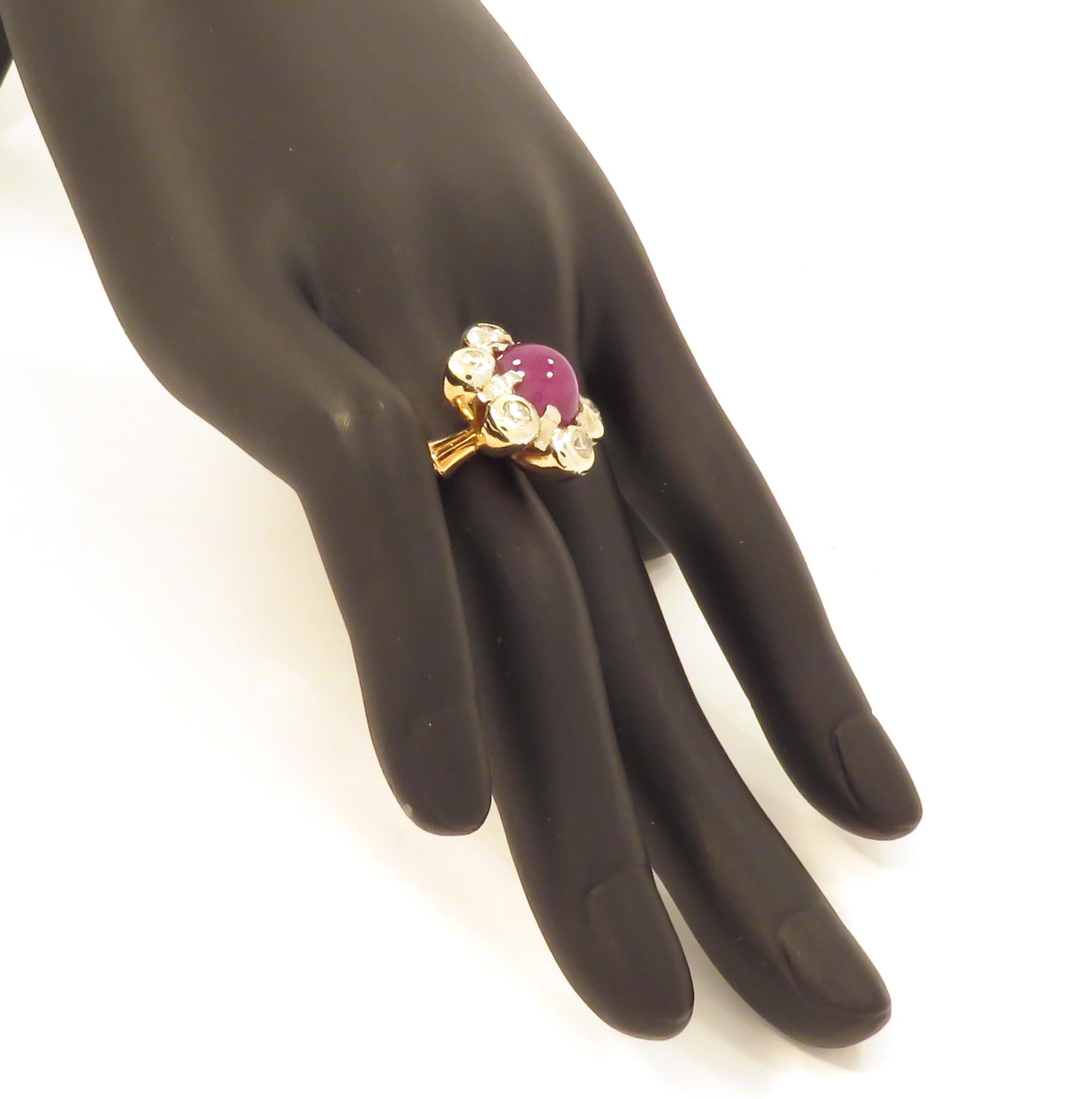 Antiker 1950er Jahre Cabochon Rubin Diamanten 18 Karat Gold Floral Cluster-Ring im Angebot 3