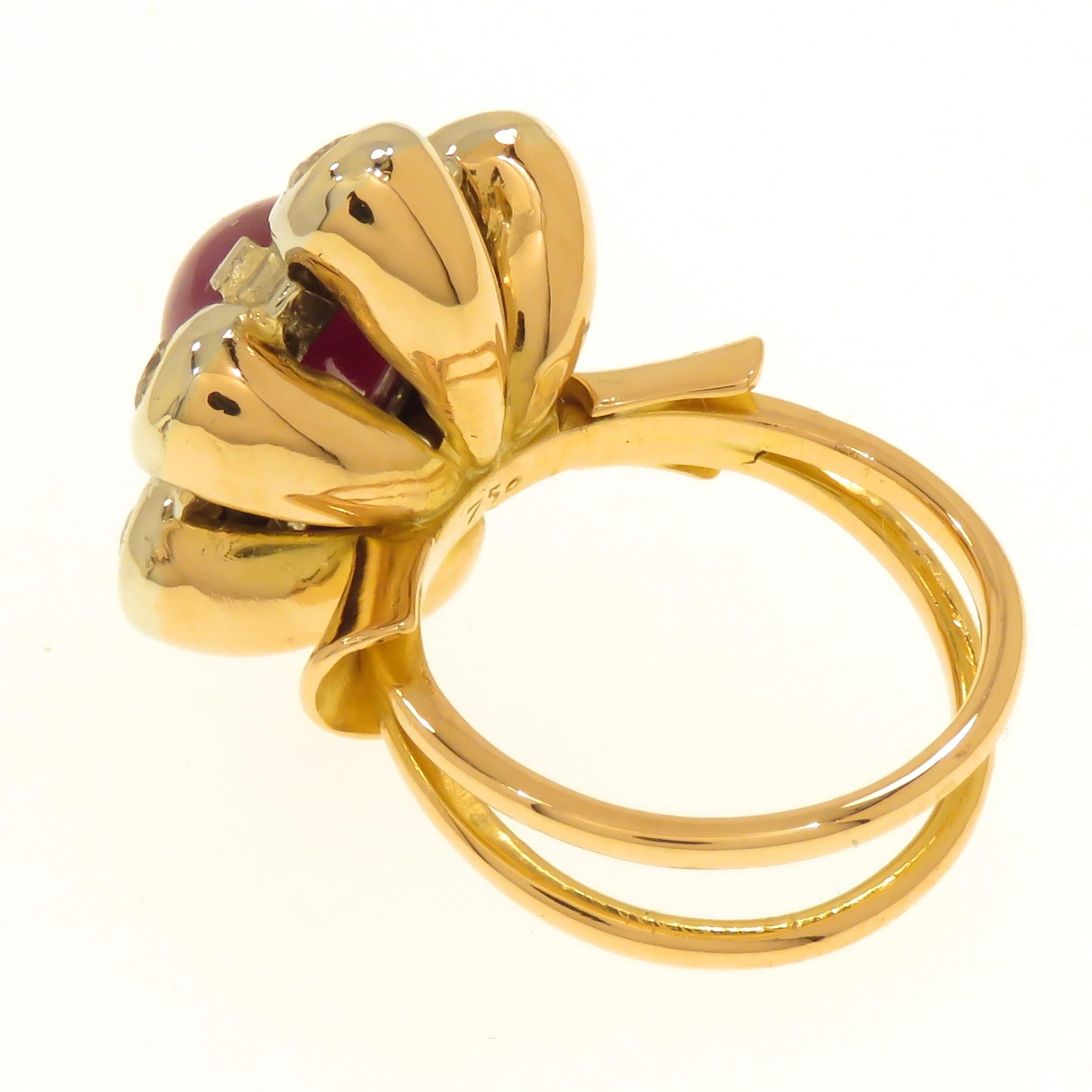 Antiker 1950er Jahre Cabochon Rubin Diamanten 18 Karat Gold Floral Cluster-Ring im Angebot 5