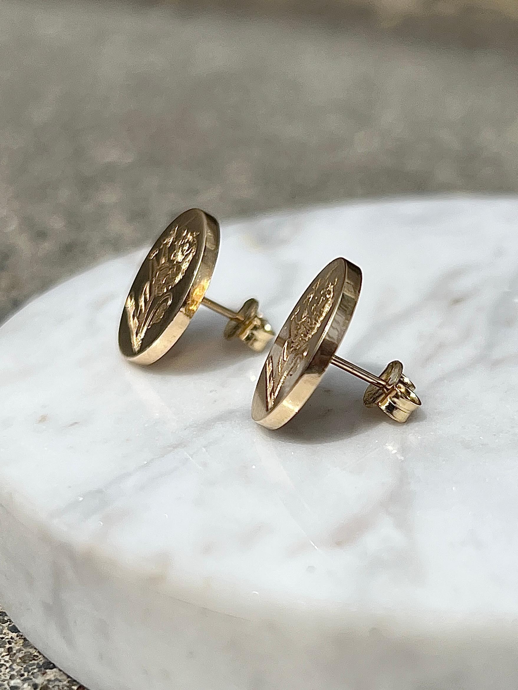 Contemporary Antique 1950s Grogan Hand Engraved Heraldic Lion Yellow Gold Round Disc Studs For Sale