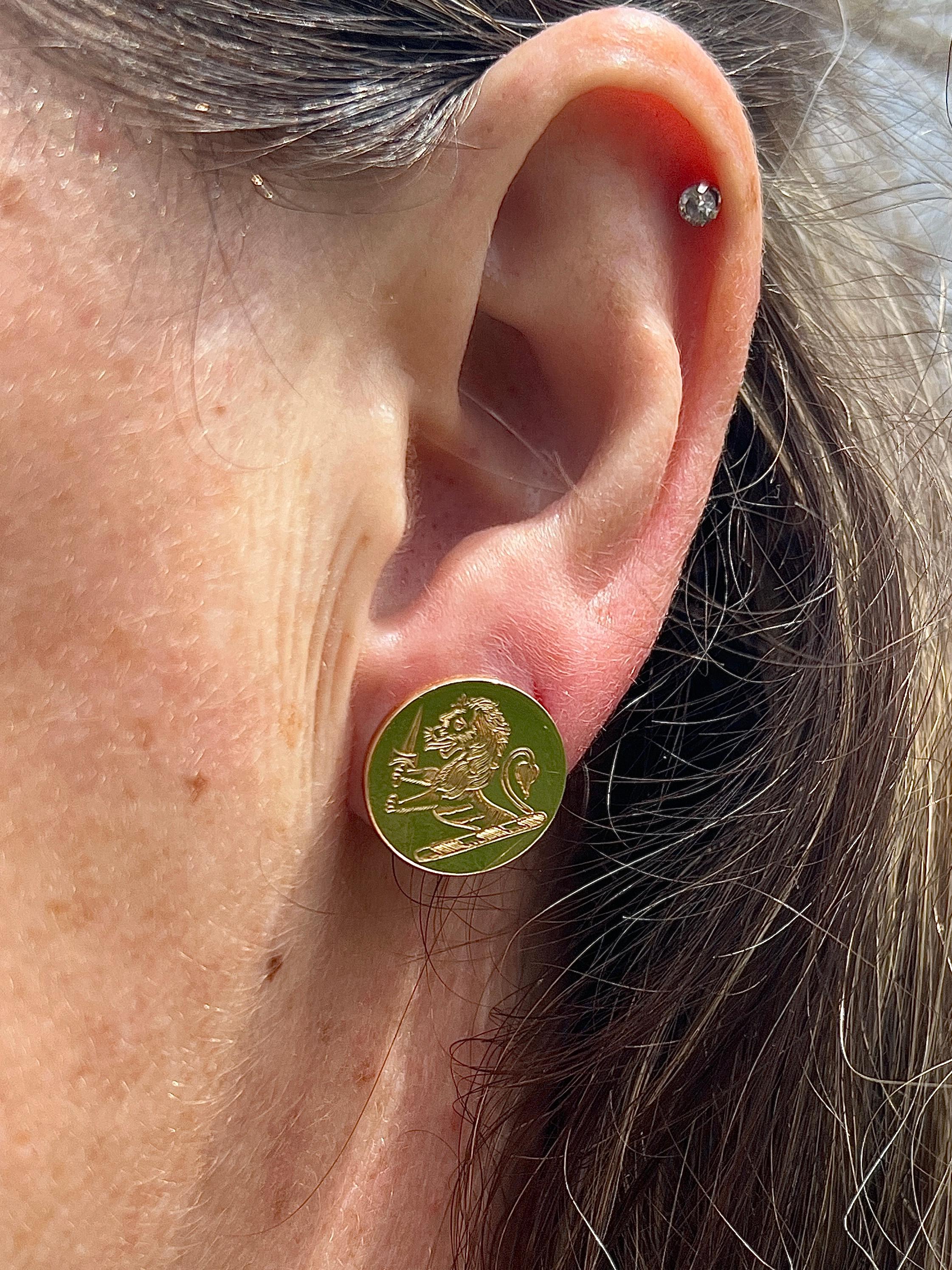 Antique 1950s Grogan Hand Engraved Heraldic Lion Yellow Gold Round Disc Studs In Good Condition For Sale In Towson, MD