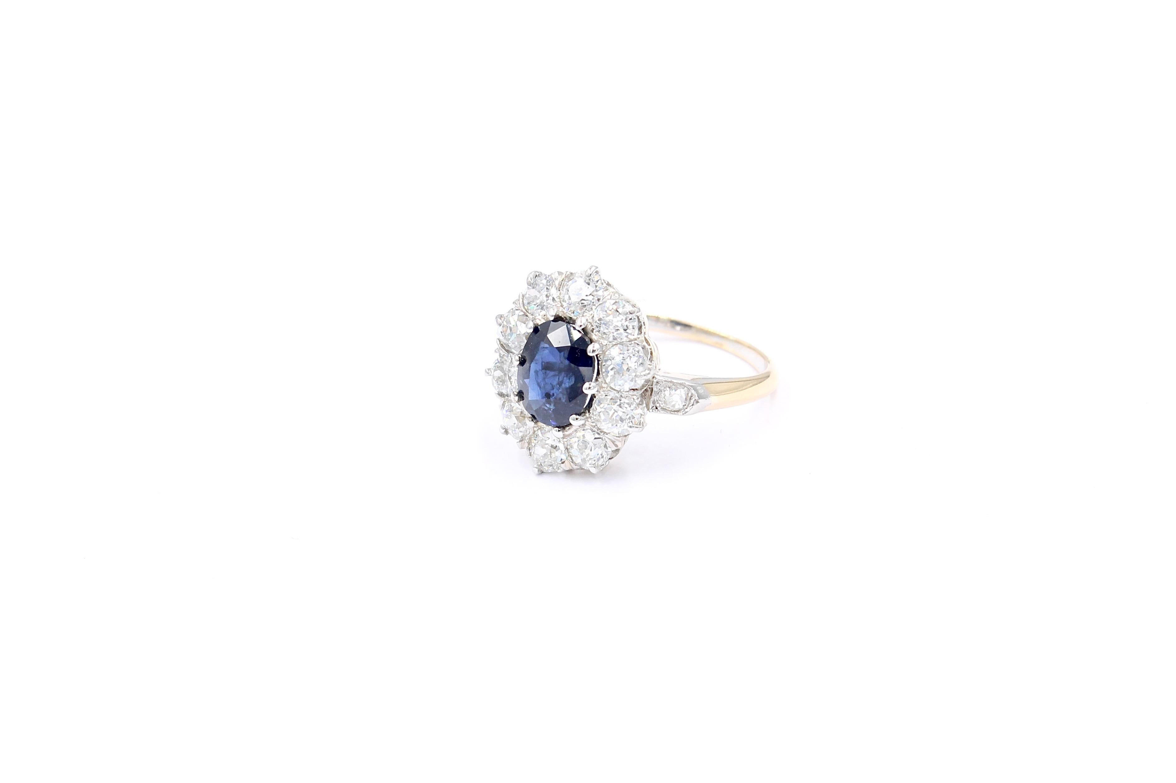 Antiker 1,97 Karat tiefblauer Saphir und Diamant-Cluster-Ring  (Viktorianisch) im Angebot