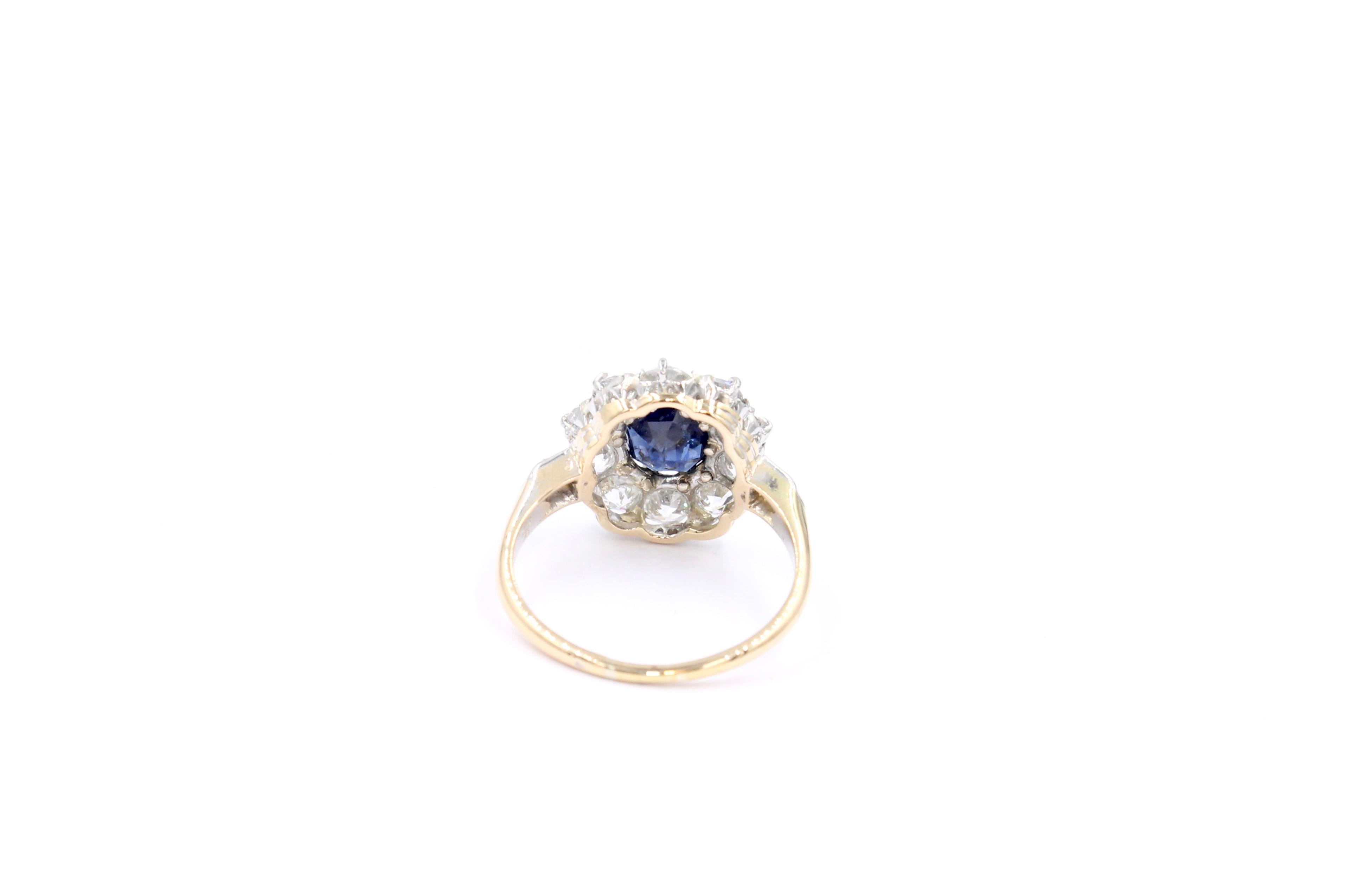 Antiker 1,97 Karat tiefblauer Saphir und Diamant-Cluster-Ring  (Ovalschliff) im Angebot