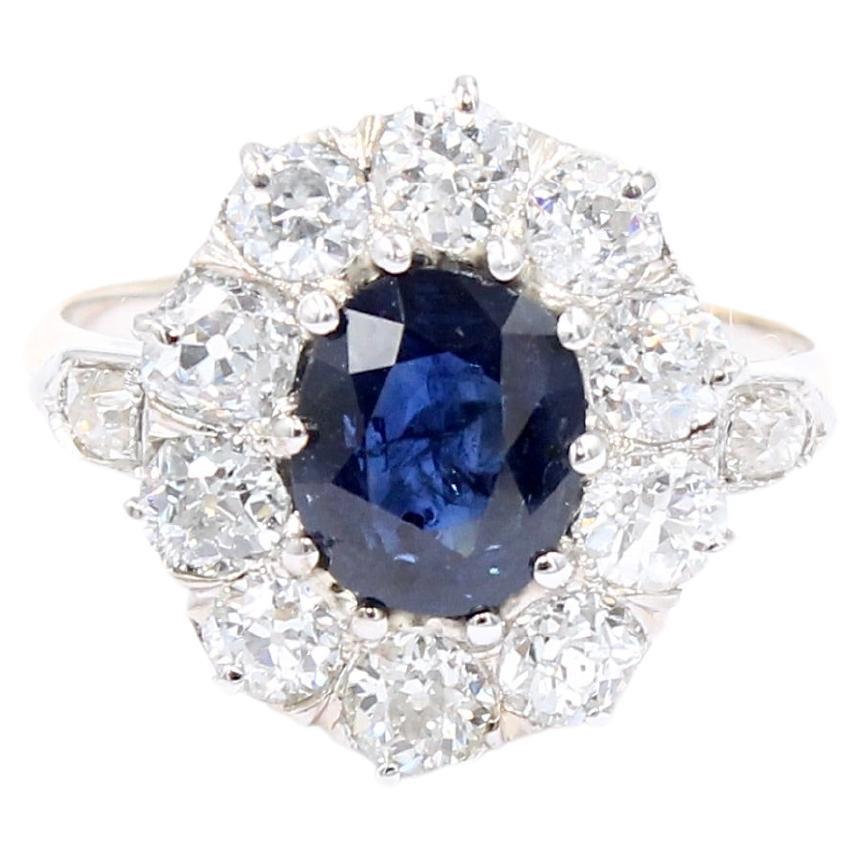 Antiker 1,97 Karat tiefblauer Saphir und Diamant-Cluster-Ring im Angebot