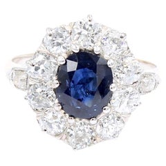 Bague ancienne avec saphir bleu profond de 1,97 carats et grappe de diamants 