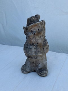 Statue antique de nain de jardin en béton des années 1970, avec chapeau et lanterne