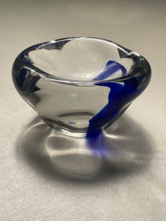 Ciotola antica in vetro di Murano degli anni '70, tecnica "sommerso" con dettagli blu brillante, prodotta in Italia
