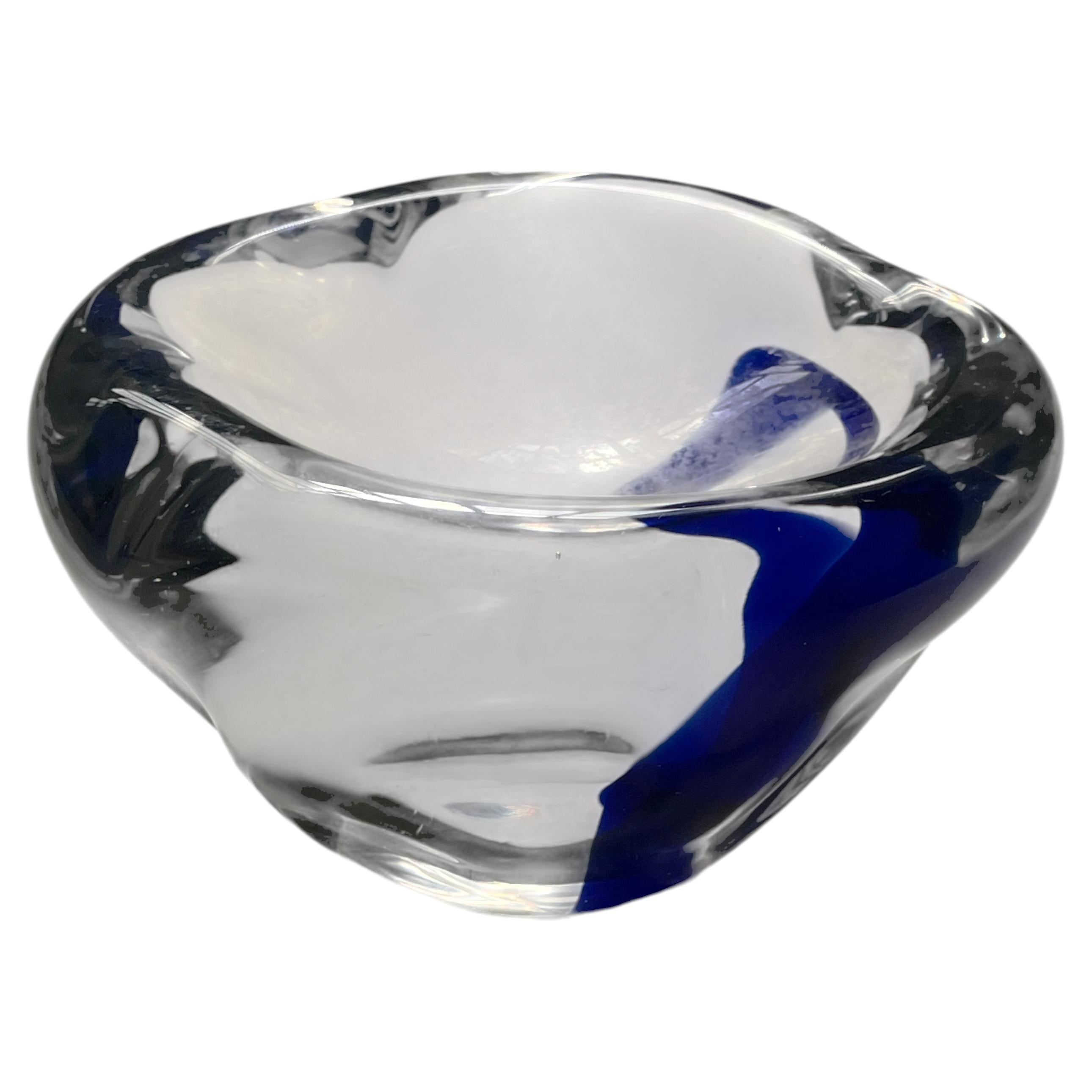 Cuenco antiguo de cristal de Murano de los años 70, estilo «sommerso», con detalles en azul brillante, fabricado en Italia