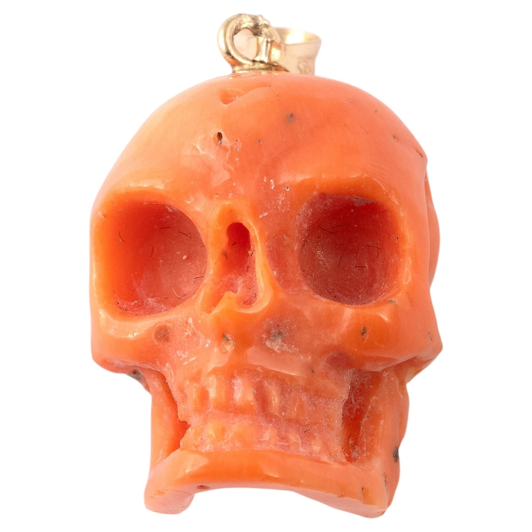 Collier antique des années 1970 en or jaune avec pendentif crâne en corail, hauteur 2,4 cm