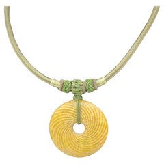 Antike chinesische Russet Jade geschnitzte konzentrische Bi-Scheiben-Anhänger-Halskette, 19. Jahrhundert, 18"