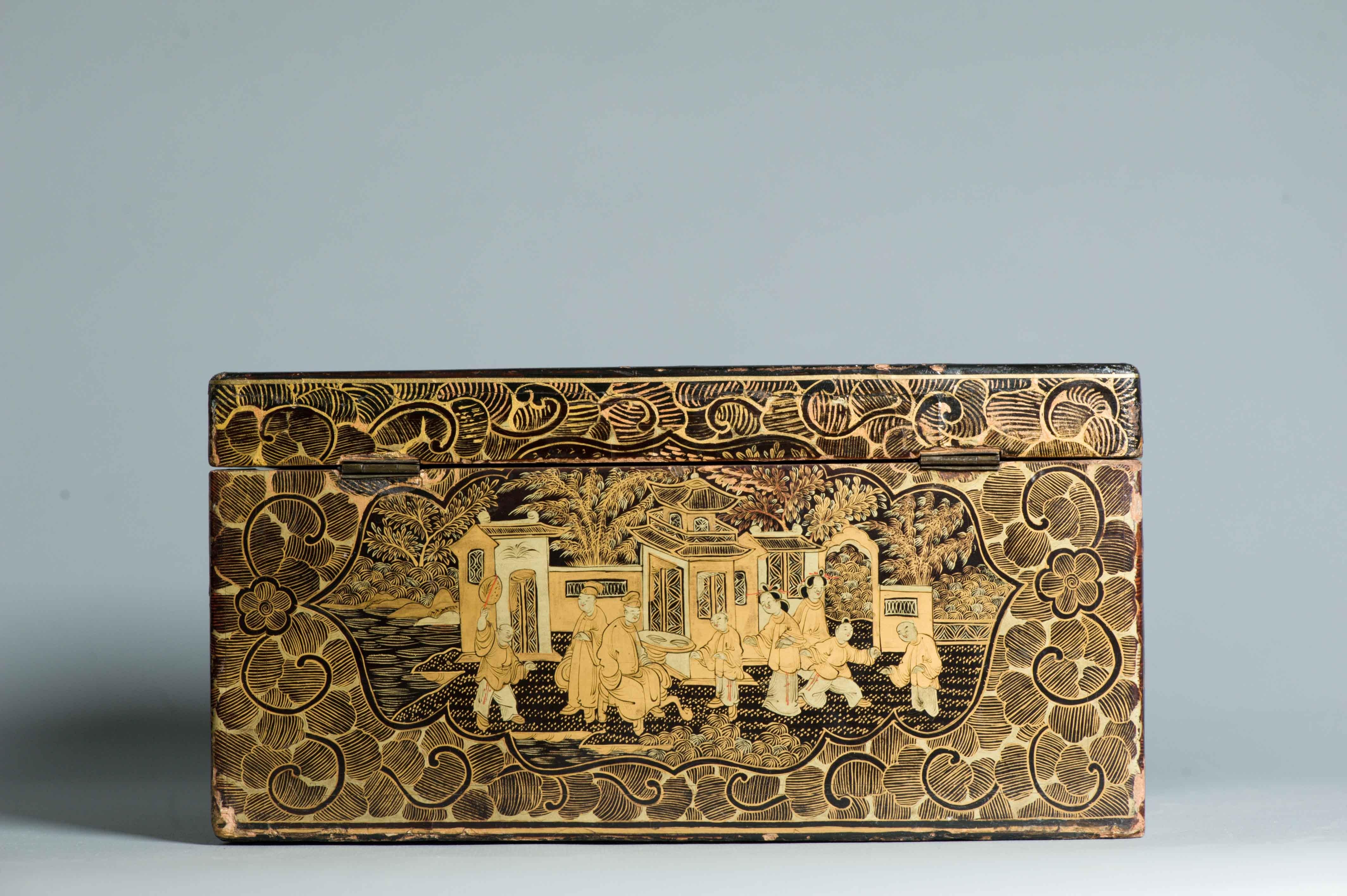 Una fantastica scatola di lacca cantonese riccamente decorata. Con scatola interna originale in metallo inciso.
Condizione
Alcuni danni e scheggiature alla laccatura. Soprattutto sui bordi. Dimensioni 28cm x 19cm x 14cm
Periodo
XVIII secolo Qing