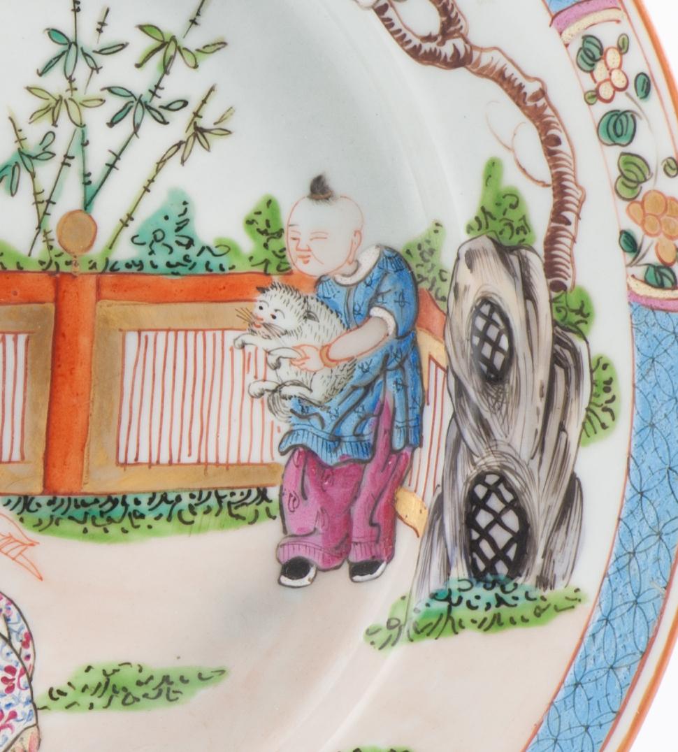 Cinese Antique French Edme Samson, piatto in porcellana Famille Rose del XIX secolo con Gatto e Ladri in vendita