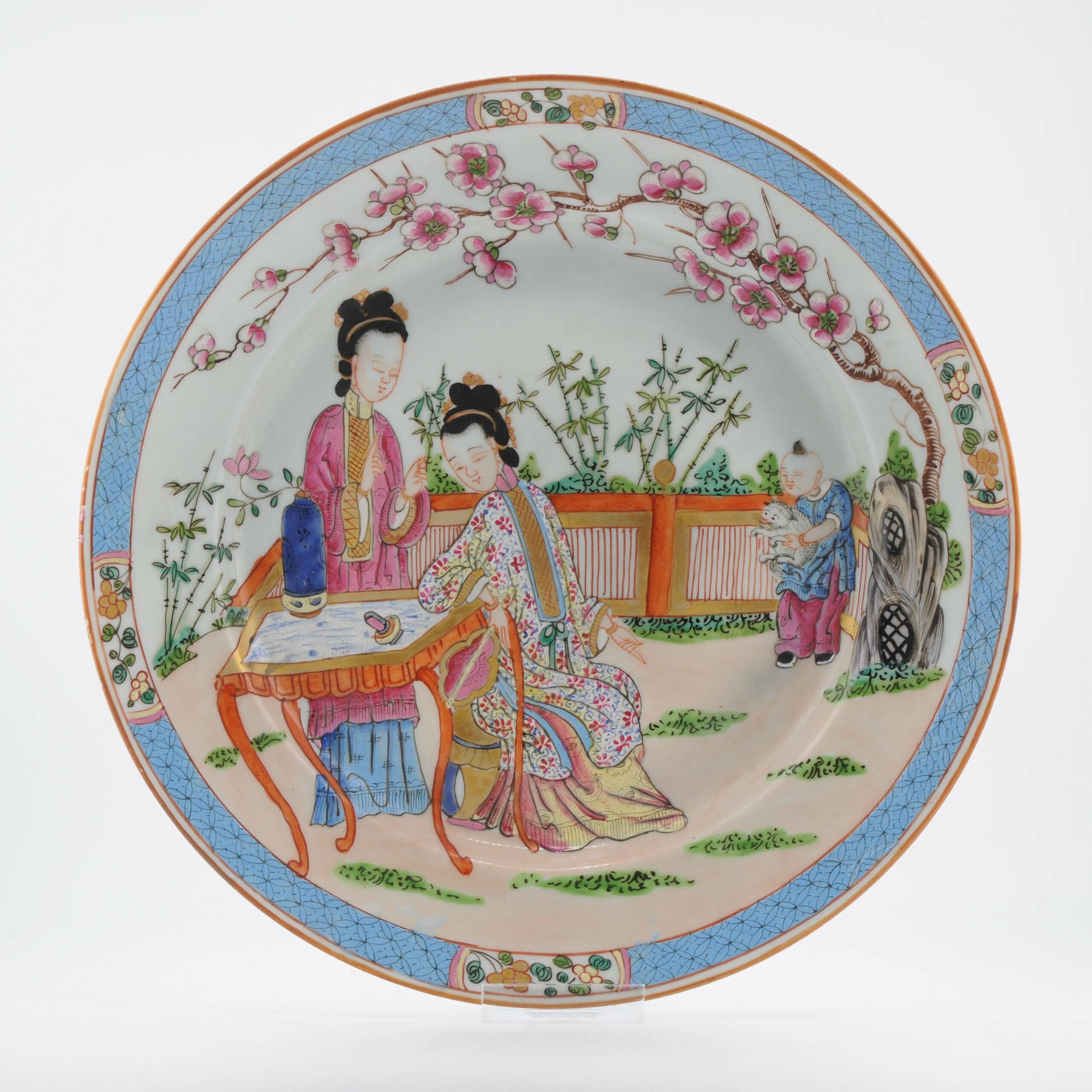 Porcellana Antique French Edme Samson, piatto in porcellana Famille Rose del XIX secolo con Gatto e Ladri in vendita