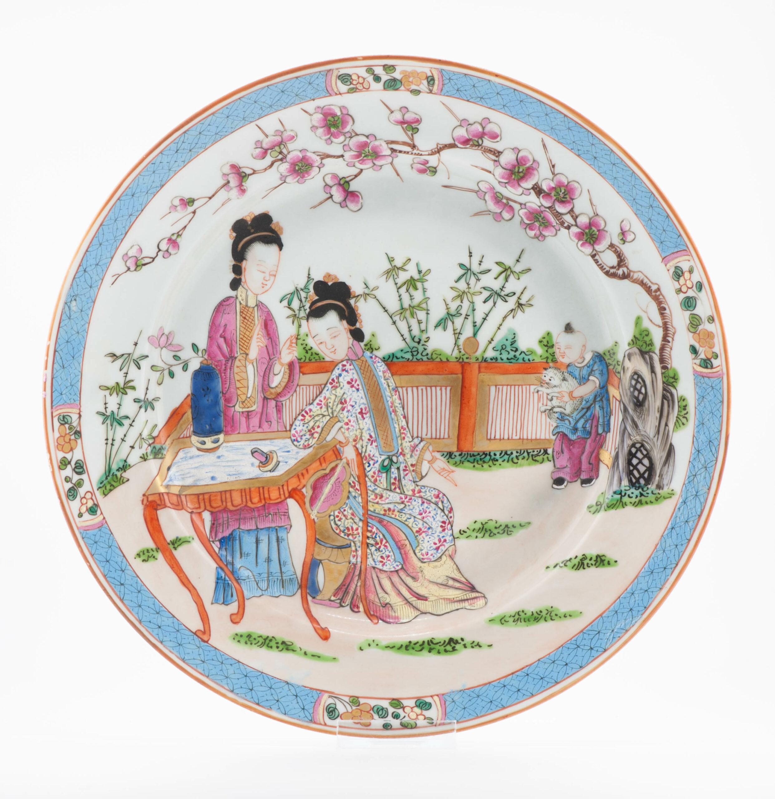 Antique French Edme Samson, piatto in porcellana Famille Rose del XIX secolo con Gatto e Ladri in vendita 1