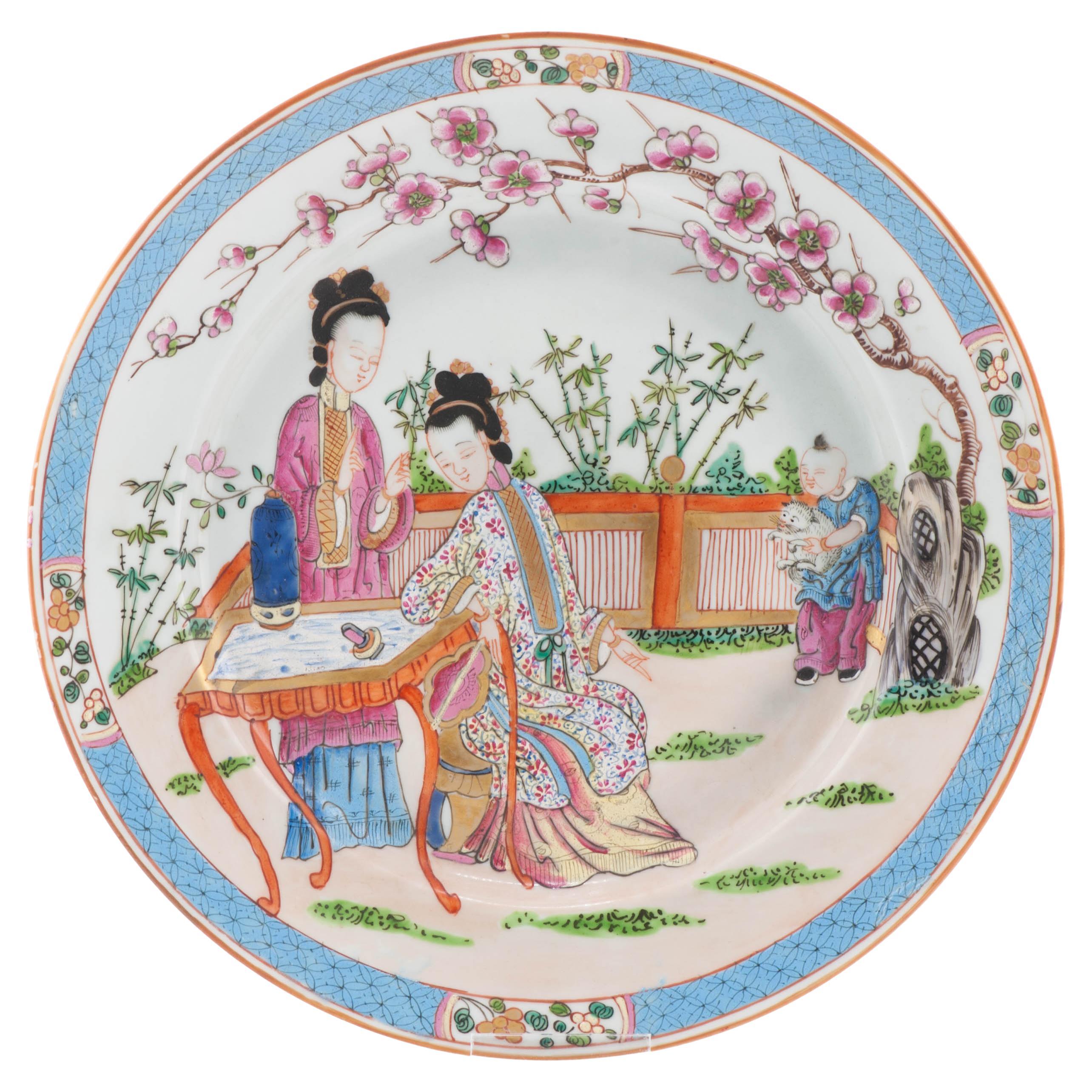 Antique French Edme Samson, piatto in porcellana Famille Rose del XIX secolo con Gatto e Ladri in vendita