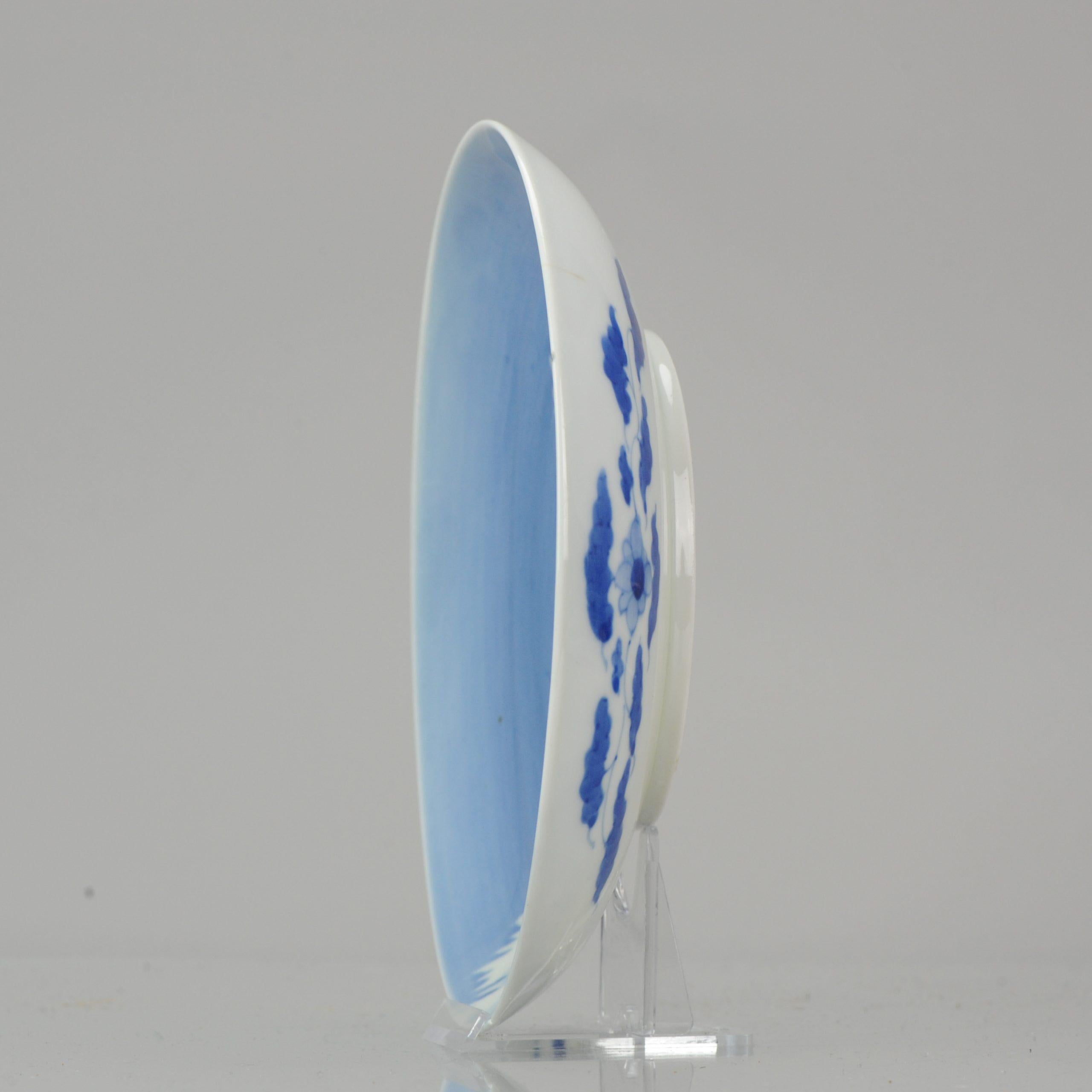 Antique 19 C Japanese Arita Nabeshima Style Blue and White Flower Dish In Good Condition For Sale In Amsterdam, Noord Holland