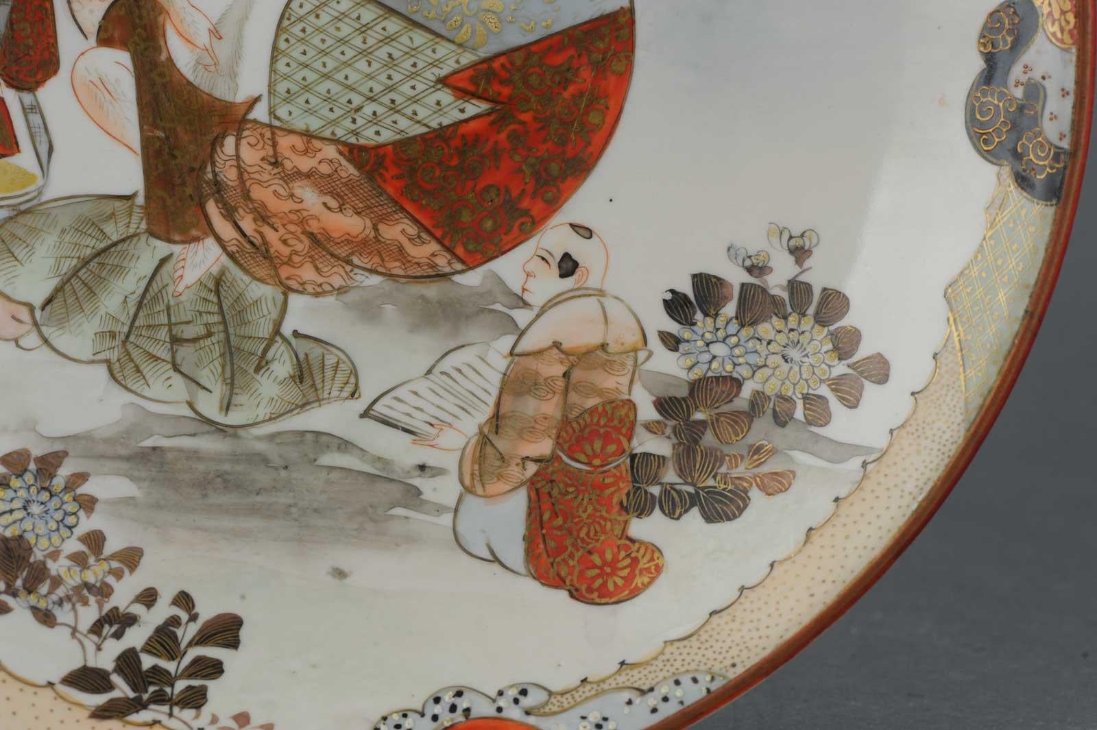 Antiker japanischer Kutani-Teller des 19. Jahrhunderts, signiert auf Sockel, Figuren, Garten im Angebot 5