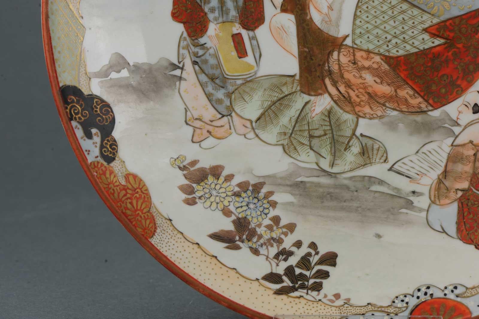 Antiker japanischer Kutani-Teller des 19. Jahrhunderts, signiert auf Sockel, Figuren, Garten im Angebot 6