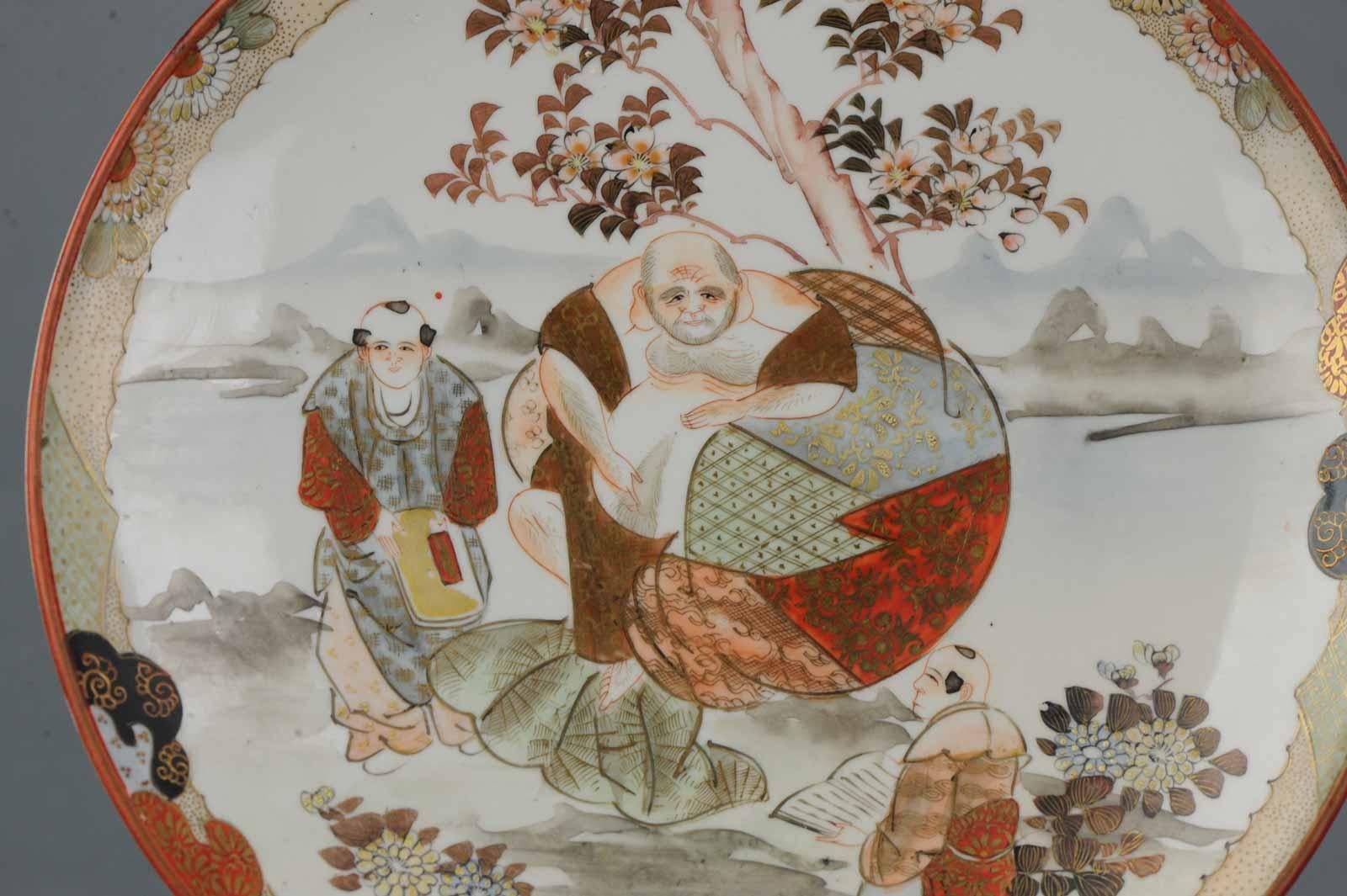 Antiker japanischer Kutani-Teller des 19. Jahrhunderts, signiert auf Sockel, Figuren, Garten im Angebot 3