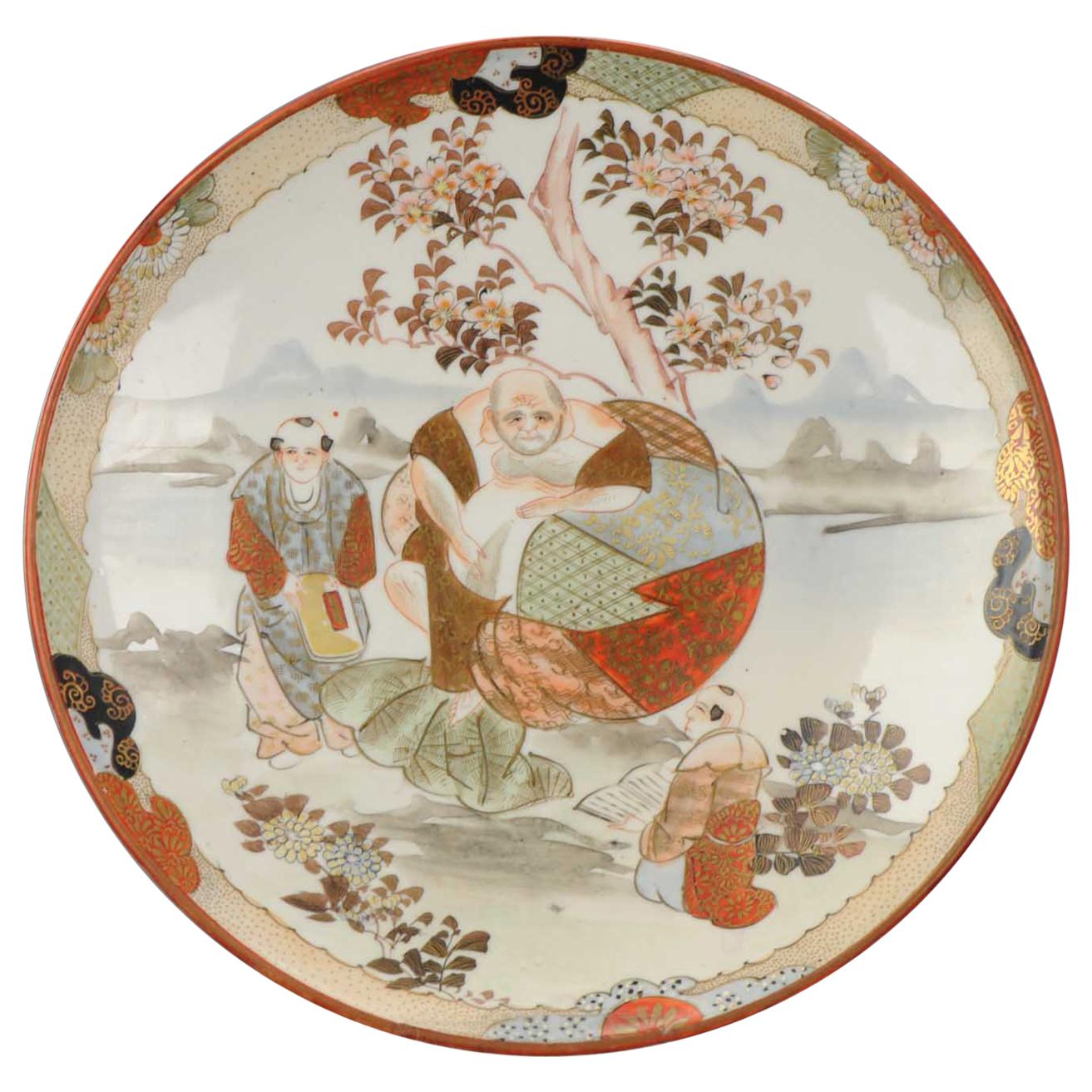 Antiker japanischer Kutani-Teller des 19. Jahrhunderts, signiert auf Sockel, Figuren, Garten