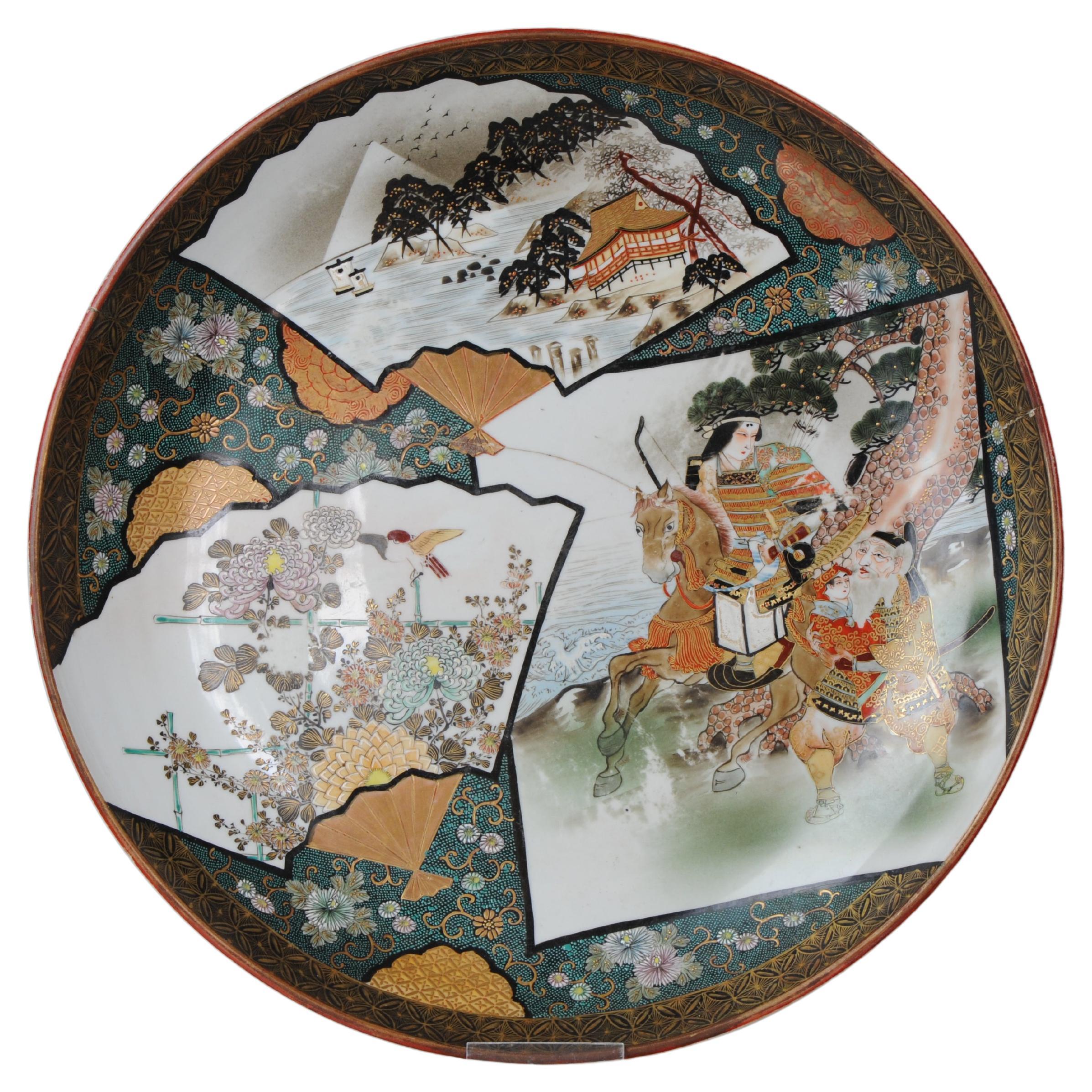 Ancien plat Kutani en porcelaine japonaise du 19e siècle marqué sur la base de figures