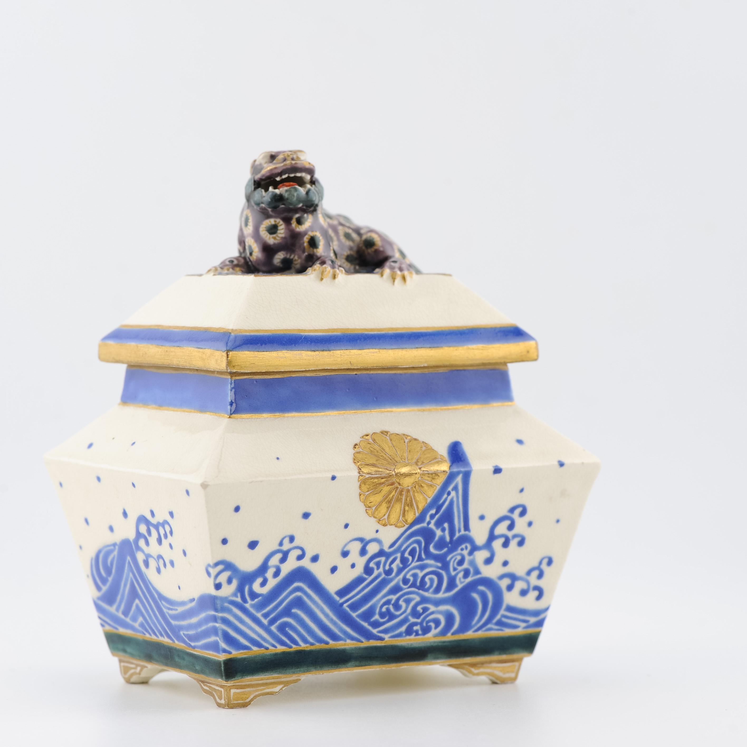 oglio condividere con te questo nuovo arrivo. Un Satsuma Koro giapponese con blu Gosu. Si tratta di un dolcissimo Koro con un design a onde e foglie e una bestia/lione mittico sulla parte superiore del coperchio.
La base presenta un marchio che non