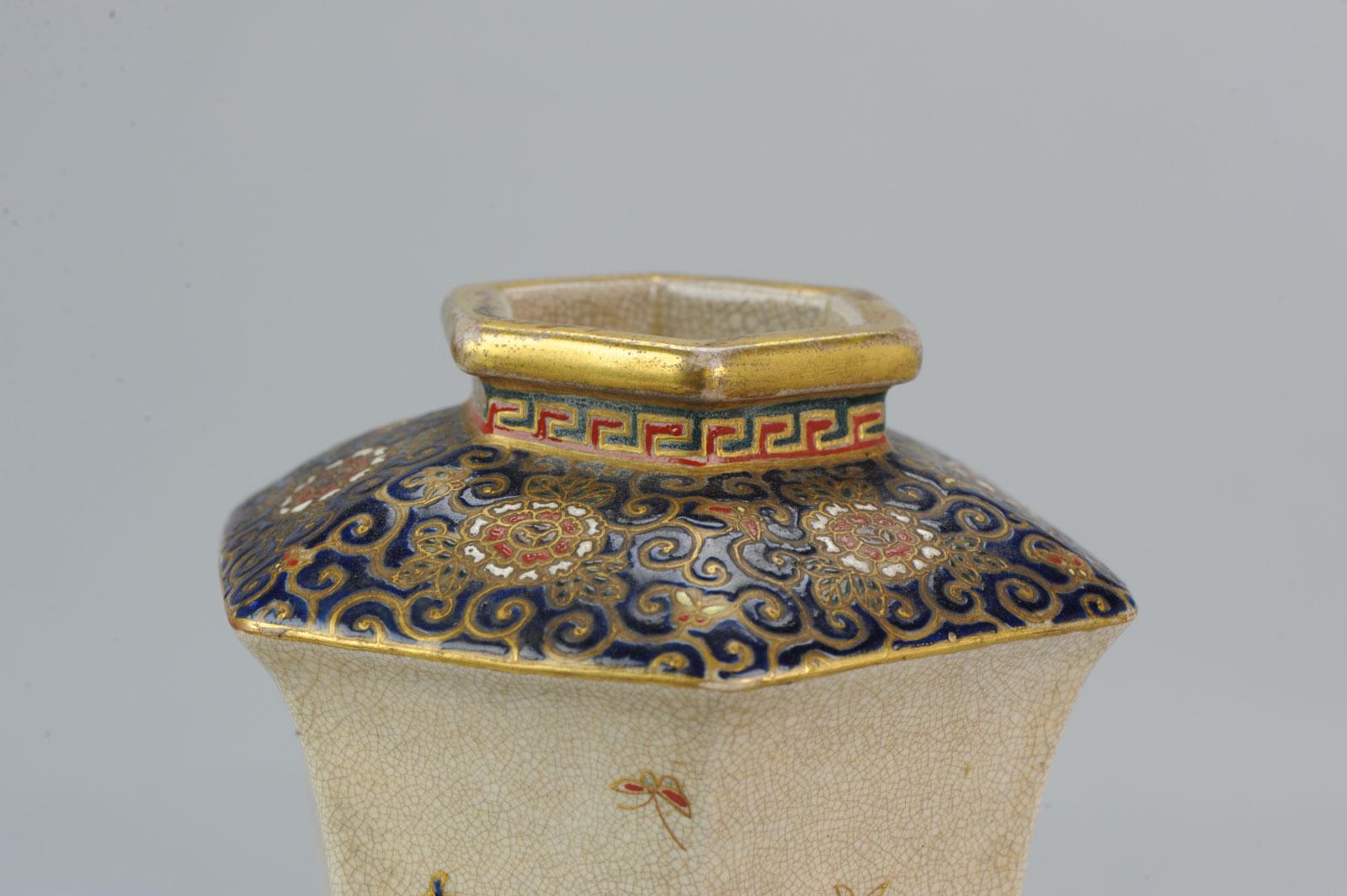 Antique 19ème siècle Vase Satsuma Japonais richement décoré Marqué Base Japon en vente 7