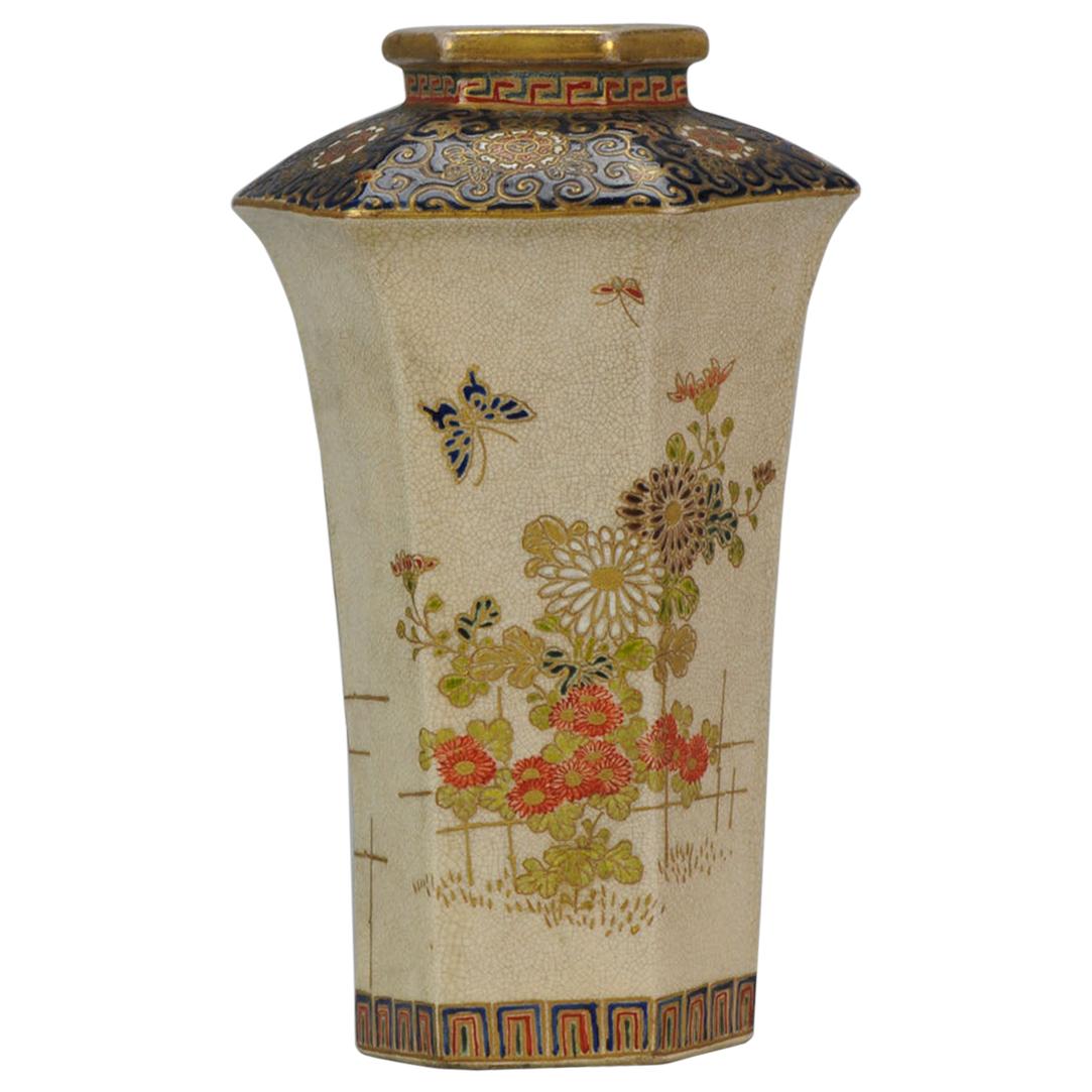 Antique 19ème siècle Vase Satsuma Japonais richement décoré Marqué Base Japon