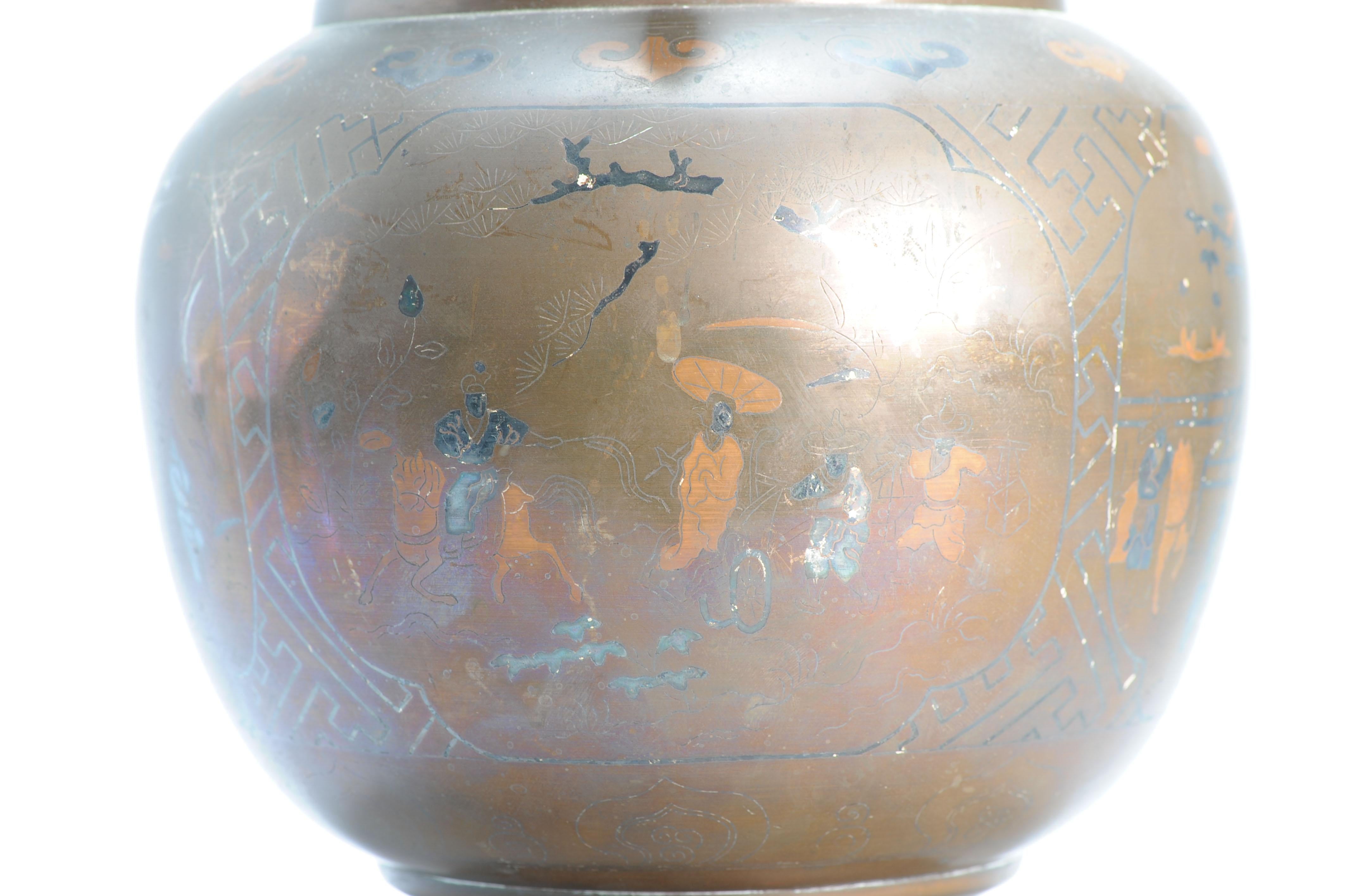Ancien vase vietnamien du 19e siècle en métal incrusté Symboles figuratifs en argent du Vietnam en vente 5