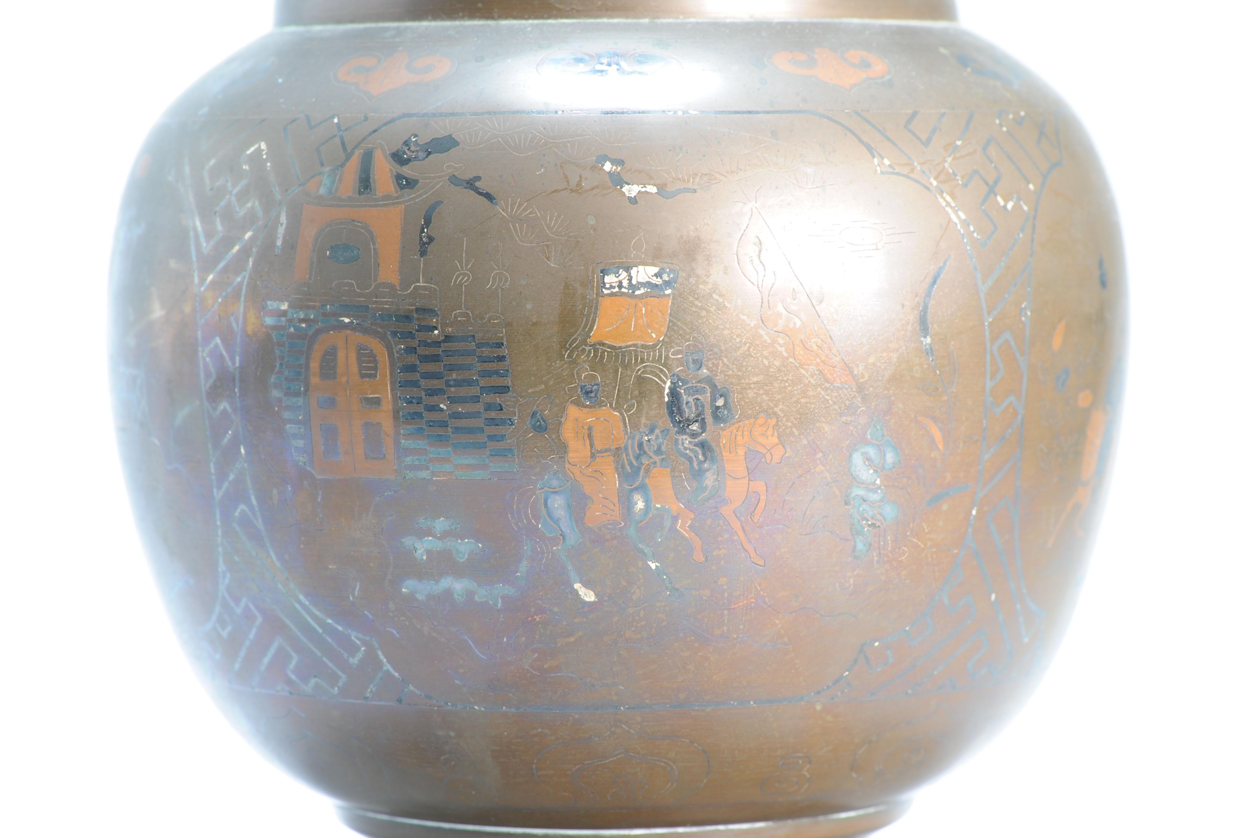 Ancien vase vietnamien du 19e siècle en métal incrusté Symboles figuratifs en argent du Vietnam en vente 8