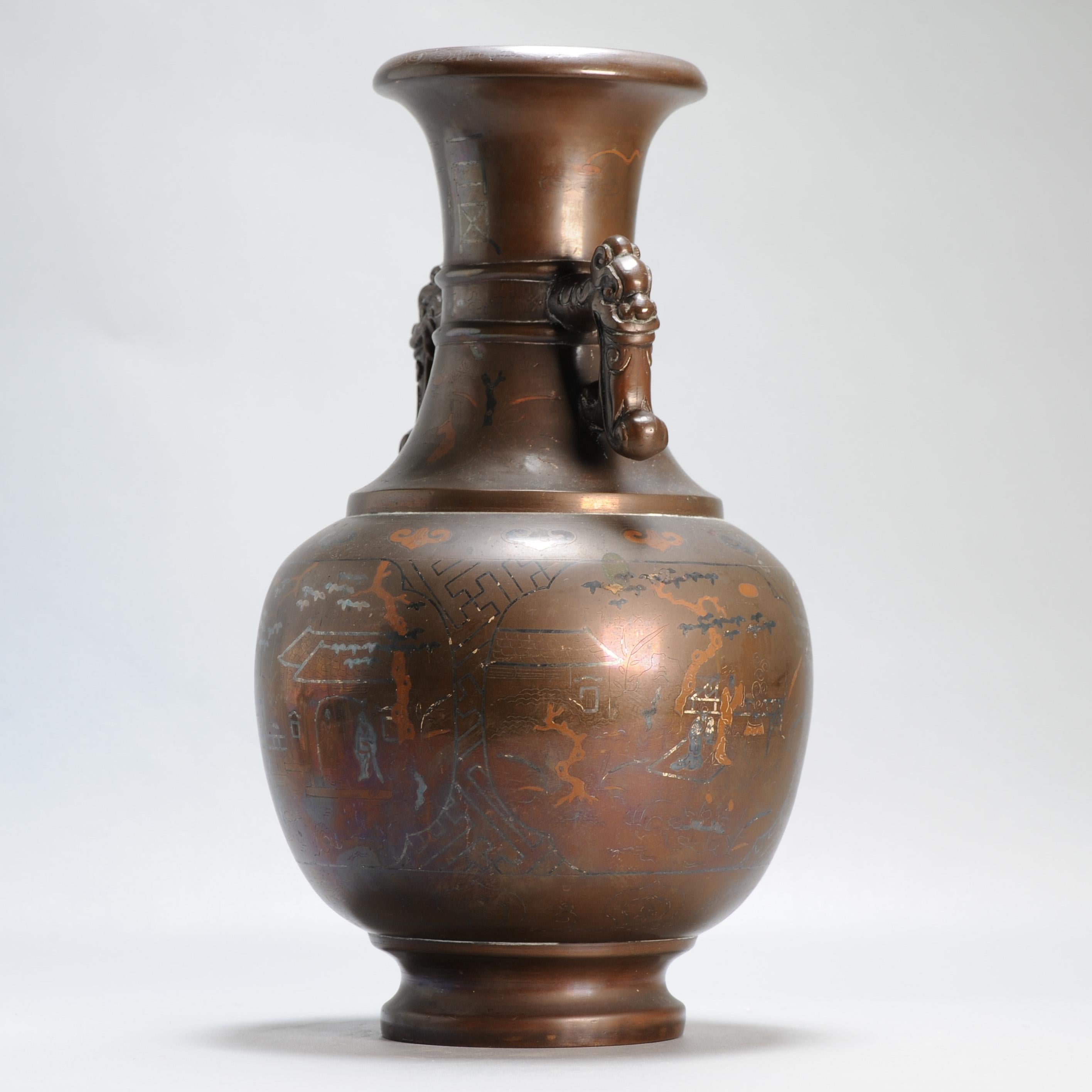 Vase balustre en bronze à décor polychrome niellé représentant sur une face une scène animée avec musicien sur une terrasse, et sur l'autre face un défilé militaire, taotis, Grecs. Il est flanqué de deux poignées décorées de dragons crachant du feu.